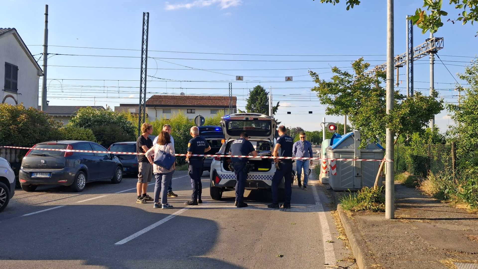 Polizia locale, polizia ferroviaria sul posto e tecnici di Rfi al lavoro per ripristinare il passaggio a livello - © Libertà/Angela Zeppi