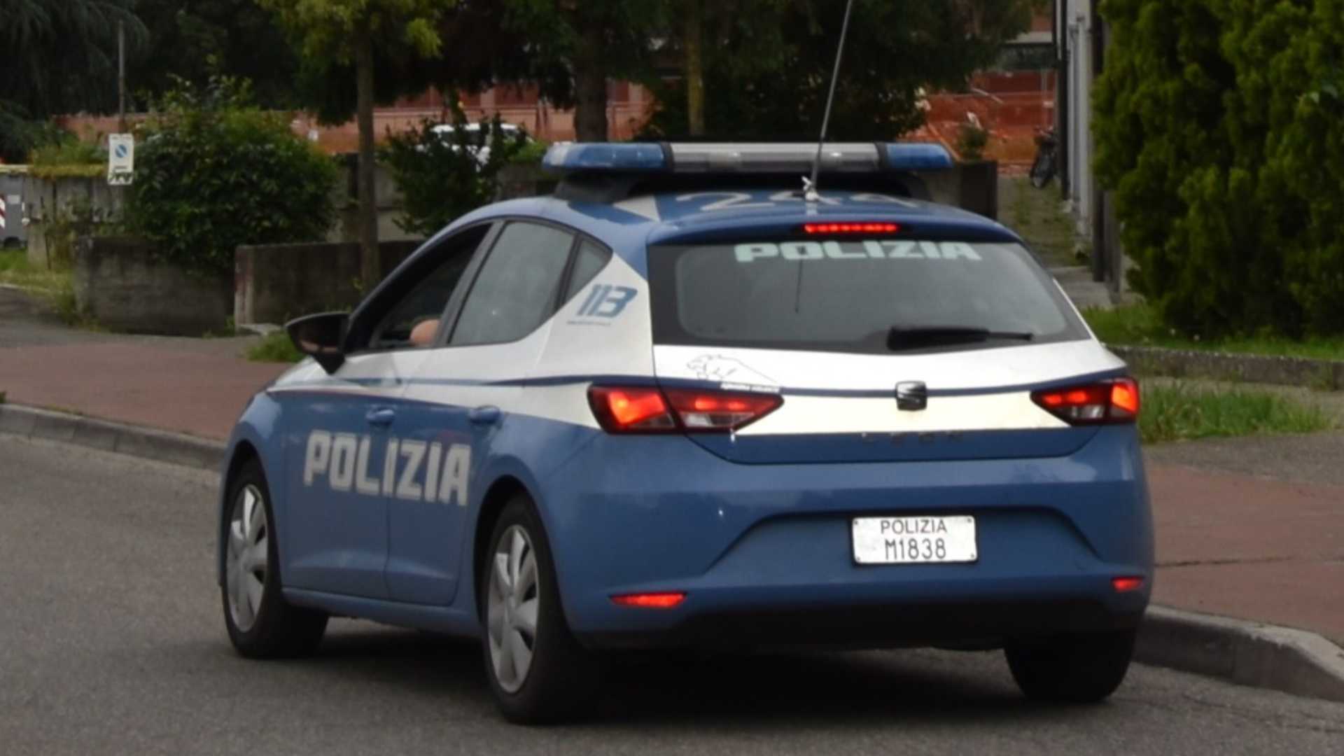 Avances moleste verso una ventenne e bottiglie tirate in strada