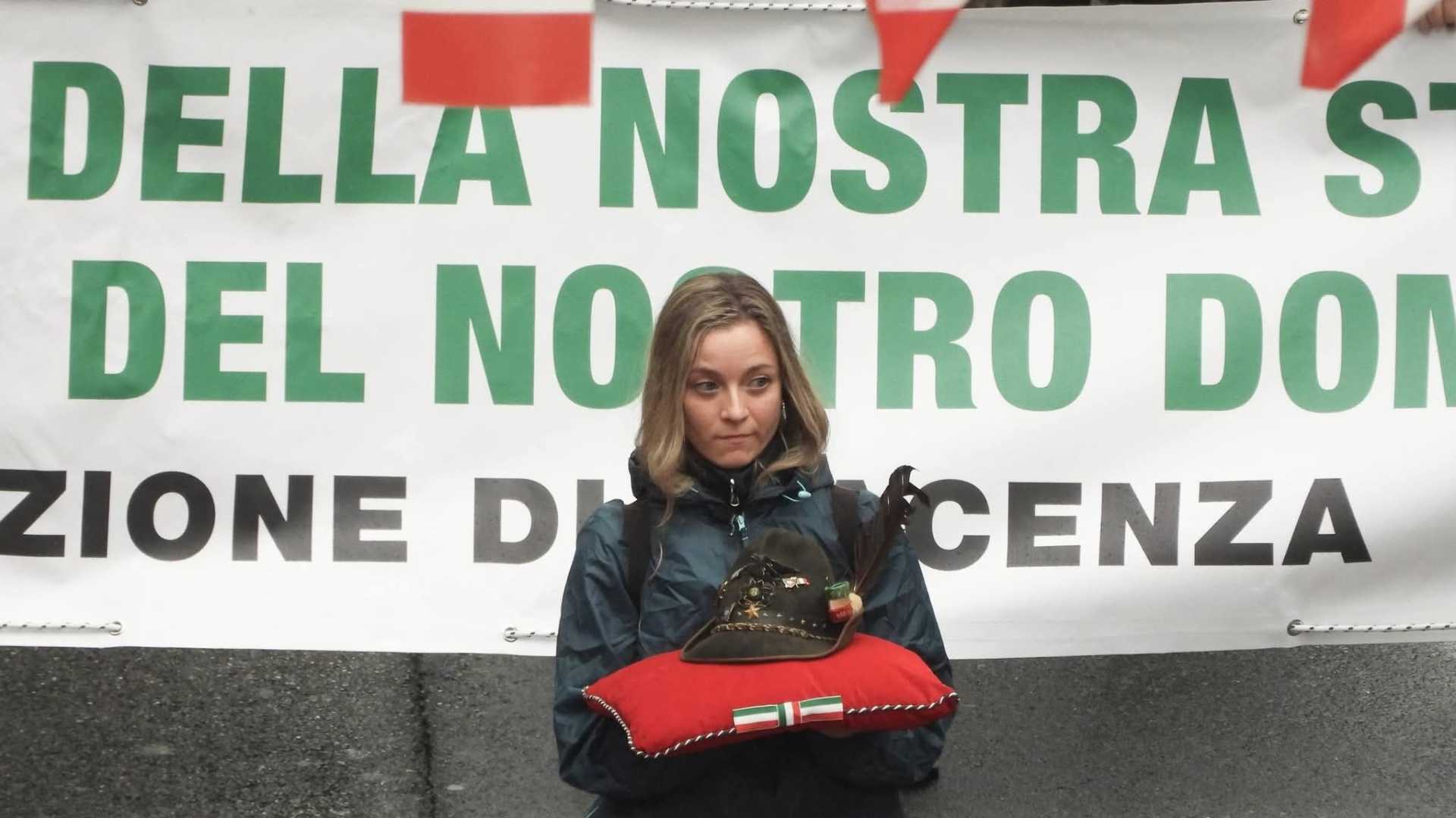 Sara Perini all’Adunata nazionale degli alpini, domenica scorsa a Genova, con il cappello dello zio Renato “andato avanti” - foto gentilmente concessa da Valerio Marangon