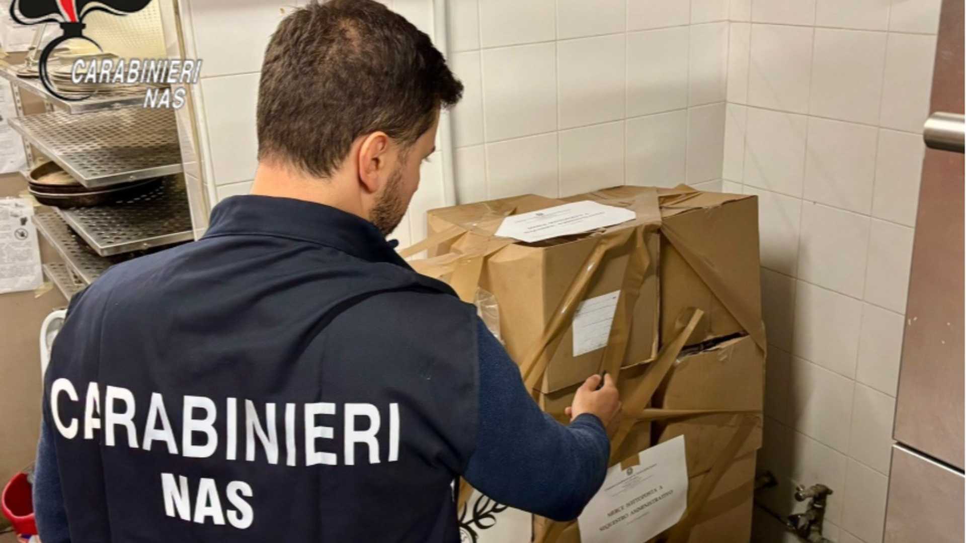 Carne e pesce non tracciati, sporcizia: locale sospeso e 3mila euro di sanzione