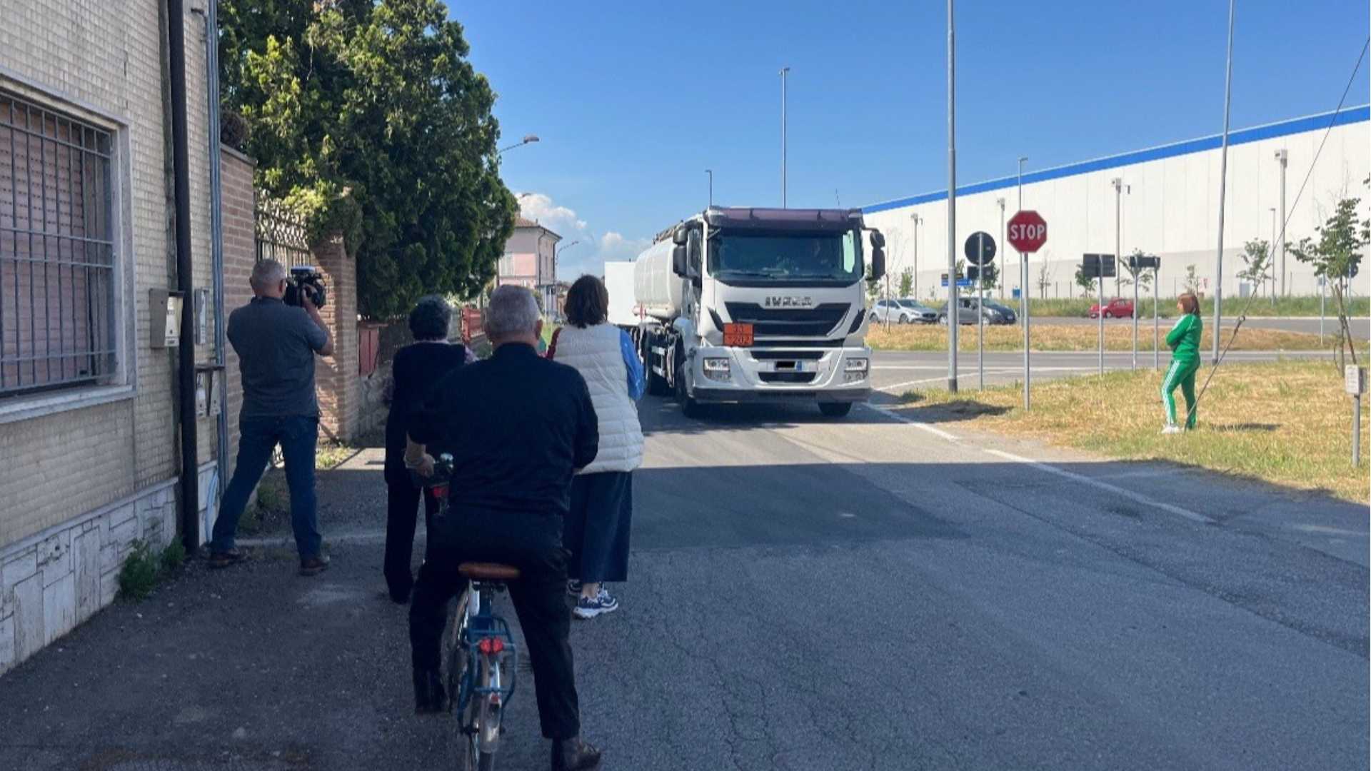 I residenti di via Rotta, a Caorso, e uno dei tanti camion che ogni giorno transitano lungo la strada