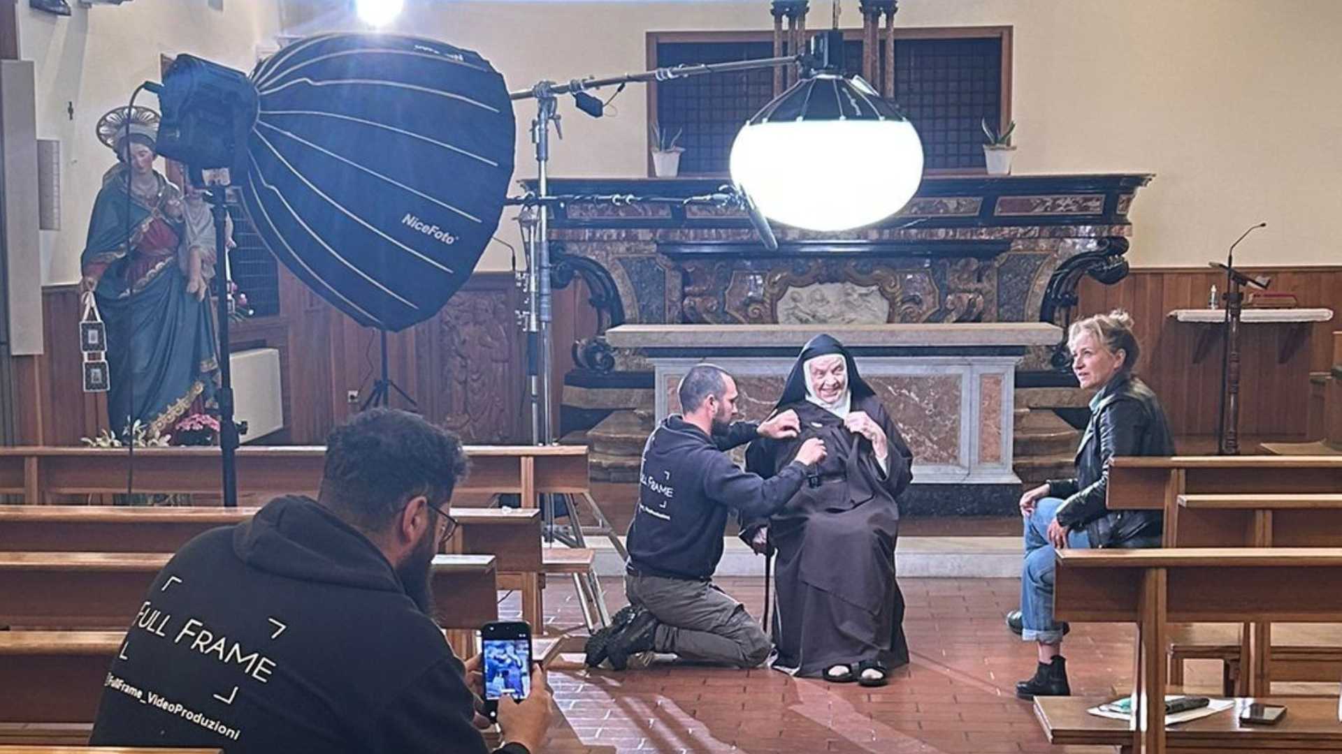 «Io, dal velo calato sul volto alla tv» Le telecamere entrano in clausura