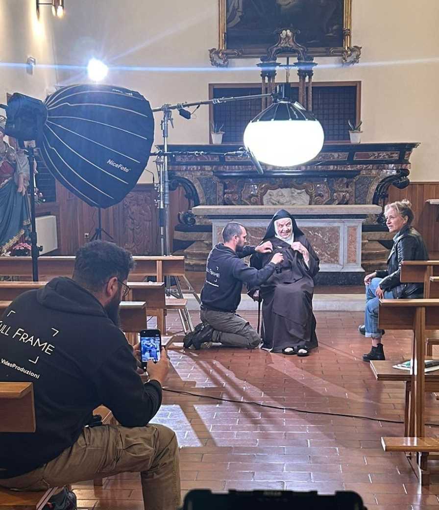 «Io, dal velo calato sul volto alla tv» Le telecamere entrano in clausura