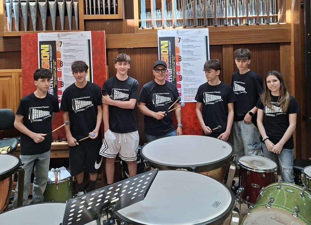 I giovani percussionisti con al centro il Maestro Stefanuto 