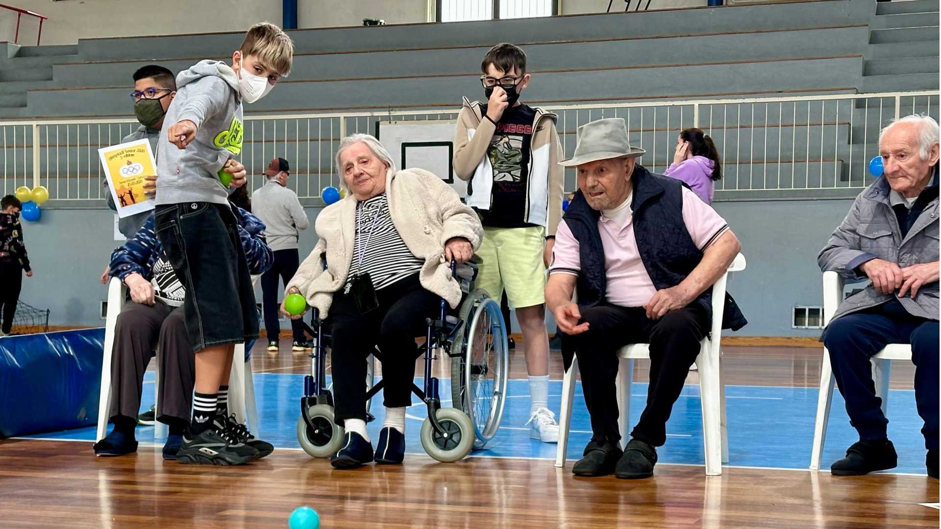 Alle "Olimpiadi" anche a 102 anni: nonni e ragazzi fra gare e sorrisi