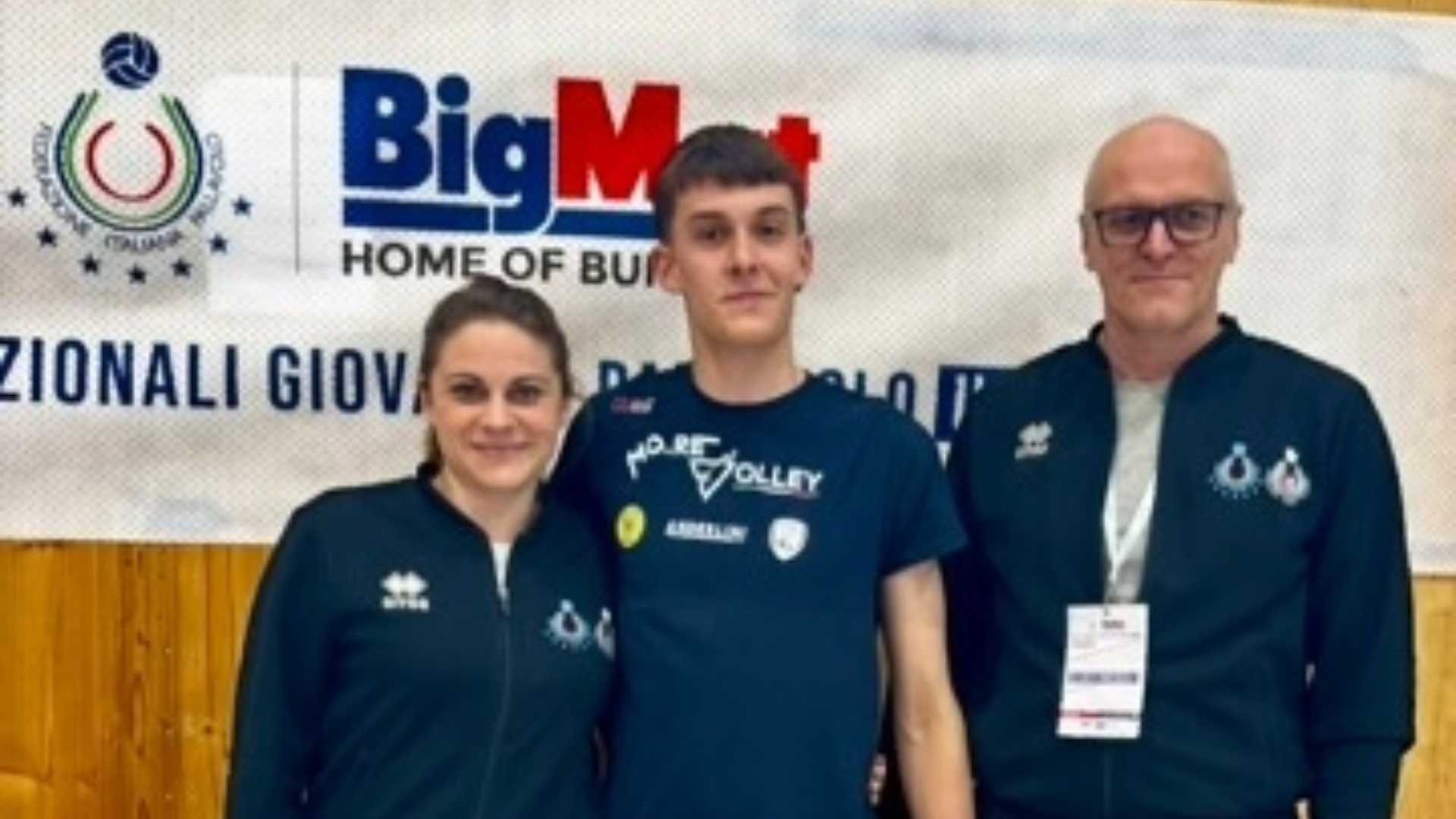 Il piacentino Lorenzo Maffini (Anderlini Modena) tra Elisa Ghezzi e Marco Fava della Fipav di Piacenza