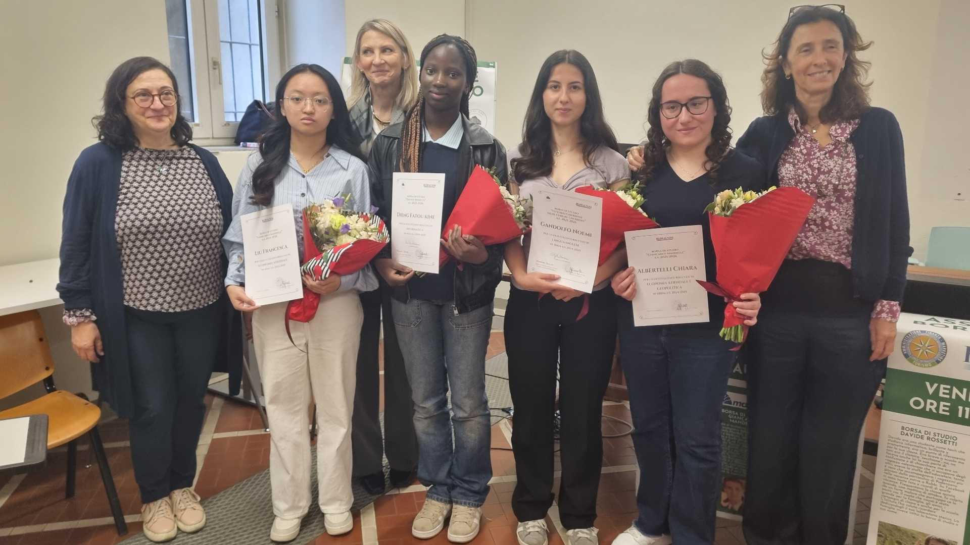 Le studentesse con la dirigente Raffaella Fumi e la docente Rita Maffi e Maria Teresa Monai (Amici del Romagnosi)
