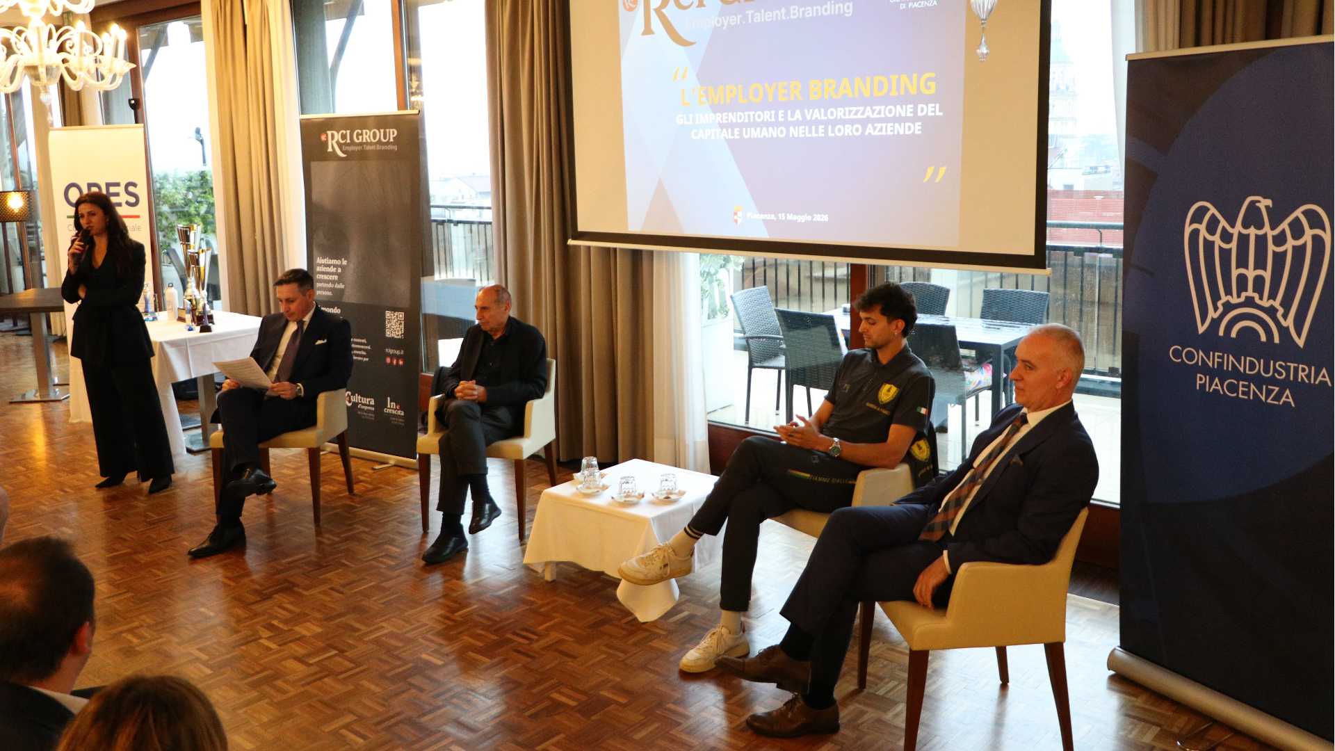 Un momento dell’incontro al Grande Albergo Roma