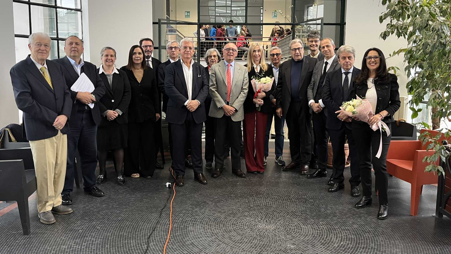 Foto di gruppo, nell’atrio del liceo Respighi, per i partecipanti alla cerimonia della Respighiana 2026