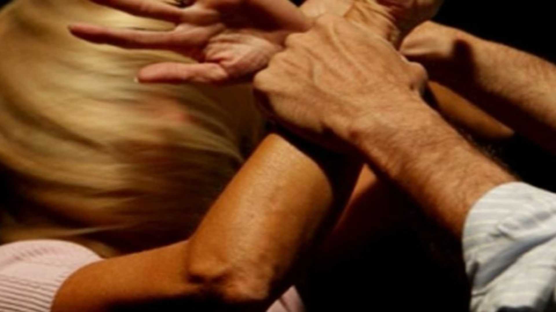 «Coltello in mano mi minacciava», il supplizio di una moglie