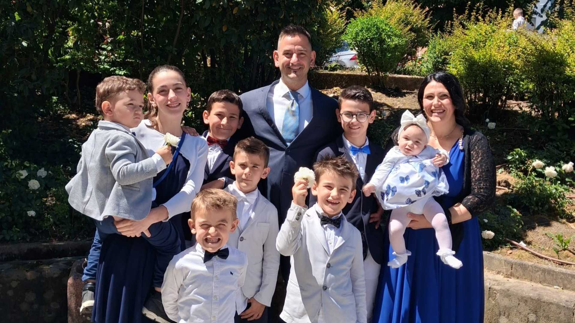 Francesco Birilli e Monica Signaroldi con i loro otto figli