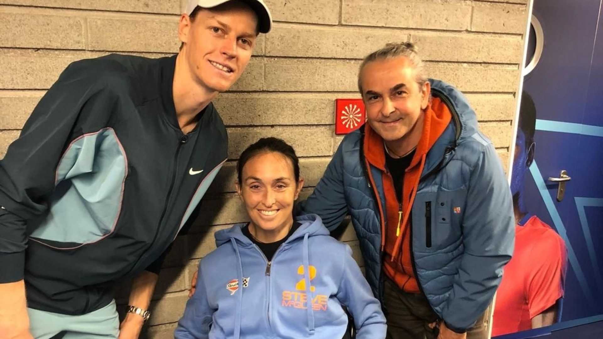 Giulia Gardani e il marito Matteo Maj con Jannik Sinner