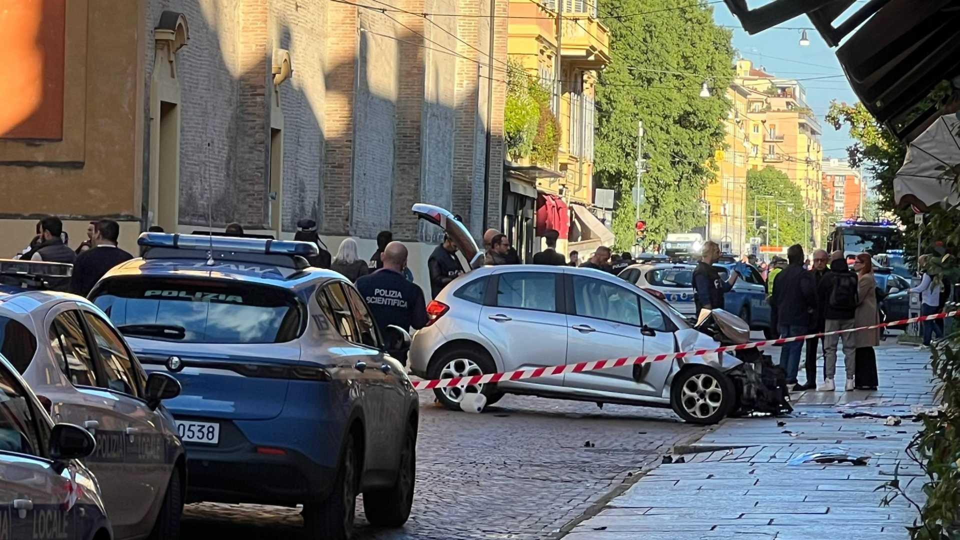 Un'auto a velocità sostenuta ha falciato le persone a piedi in centro a Modena
