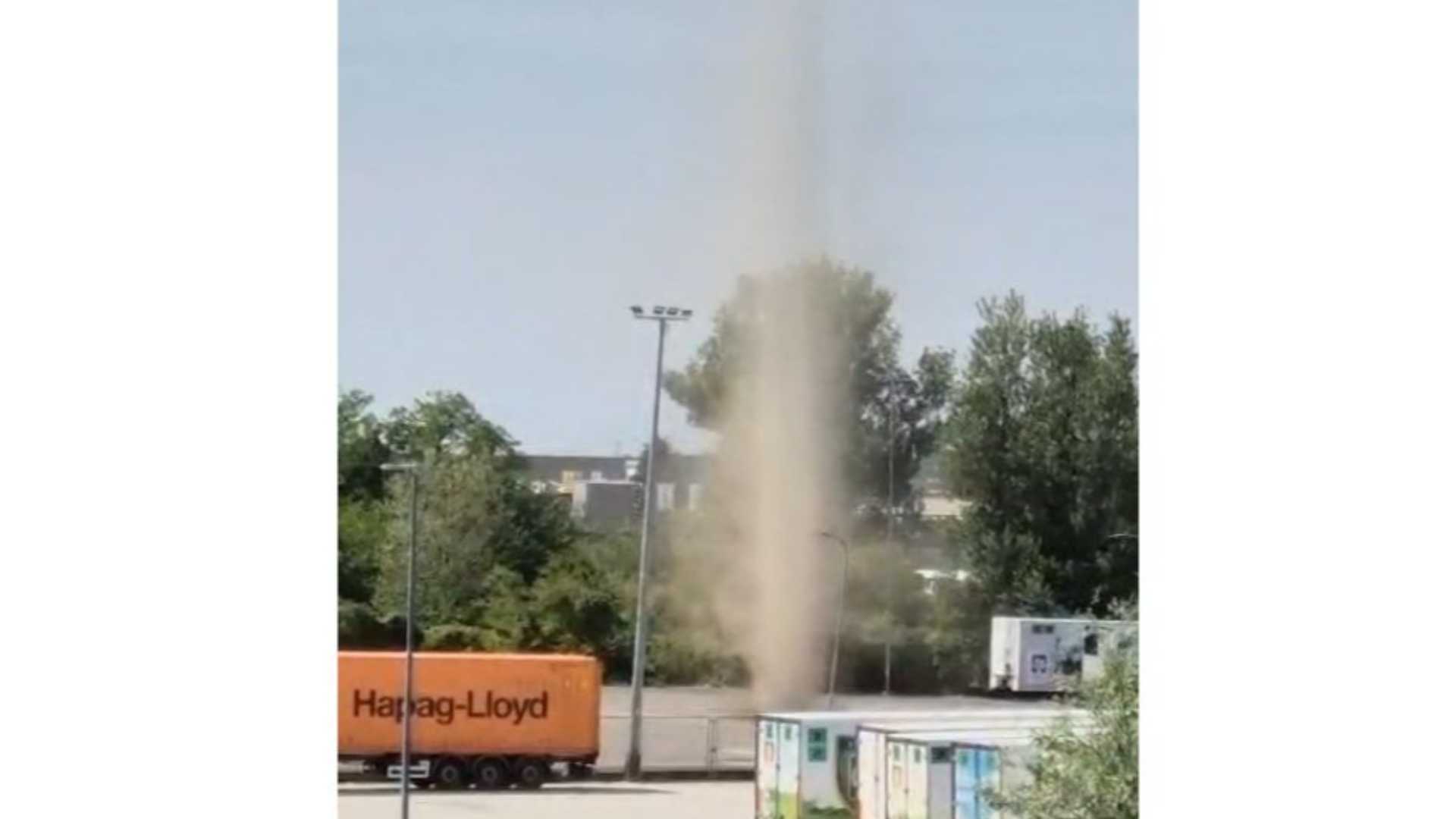 Piacenza come il Mojave: "diavolo di sabbia"  in un piazzale di via Coppalati