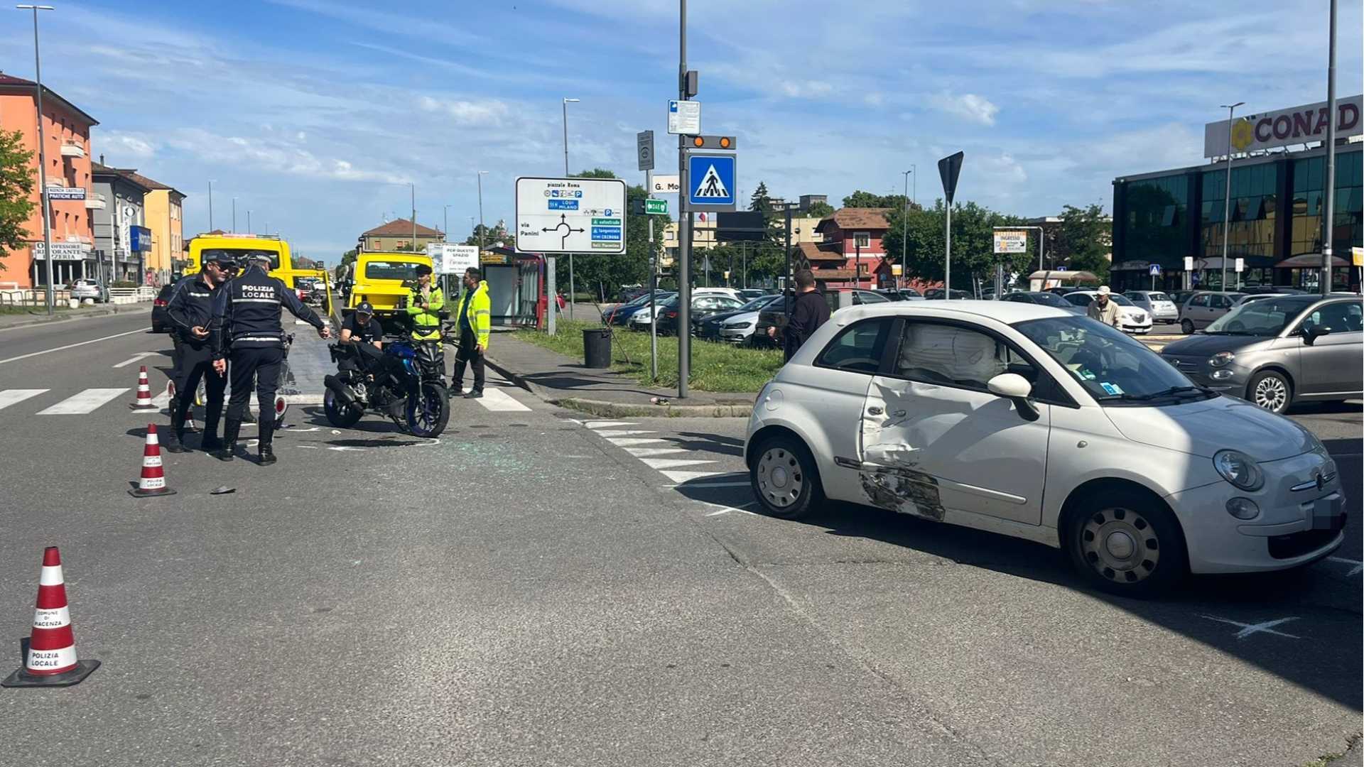 Scontro tra un'auto e una moto in via Emilia, centauro all'ospedale