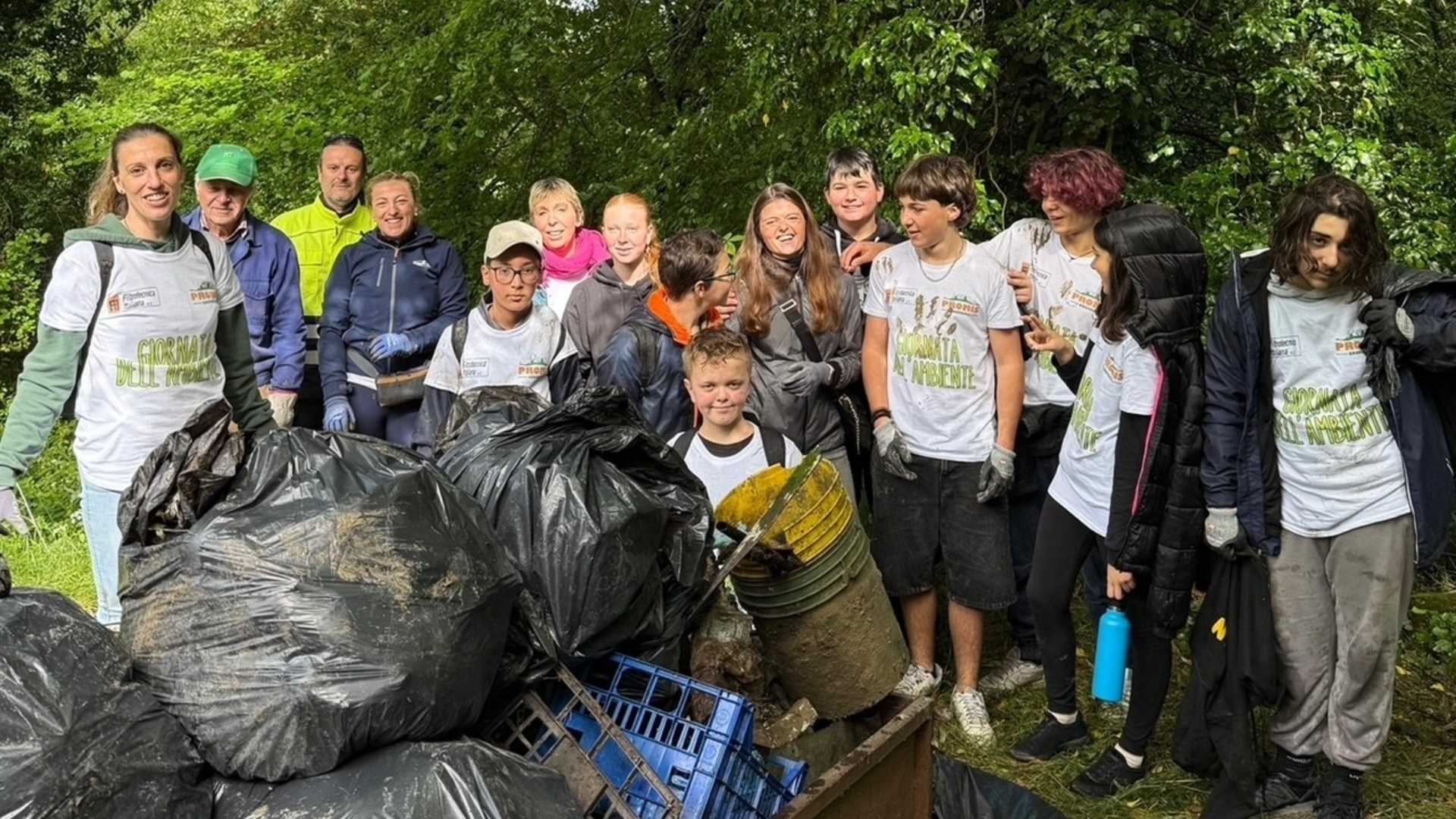 Un gruppo di volontari e studenti durante la Giornata dell'Ambiente promossa da Promis Gruparel
