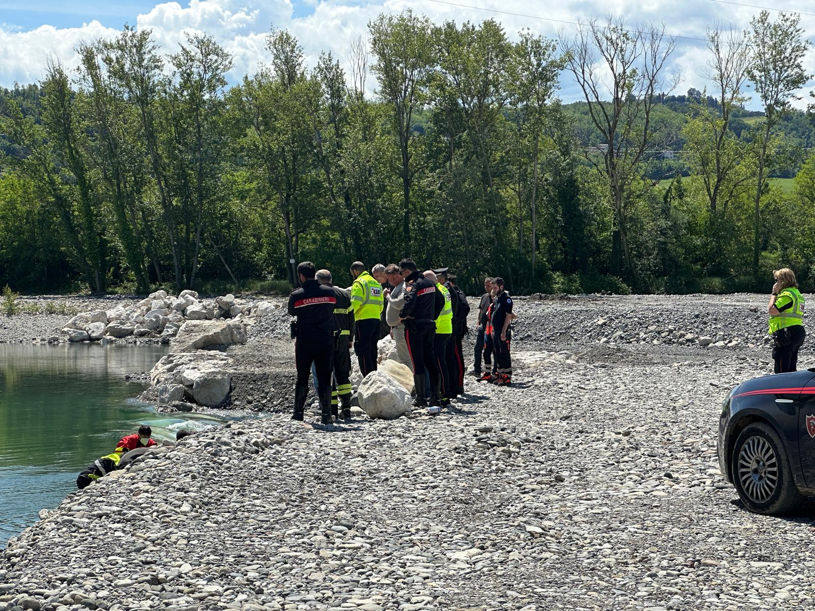 I soccorritori e i rappresentanti delle forze dell'ordine a Rivergaro questa mattina. Foto Pietro Zangrandi