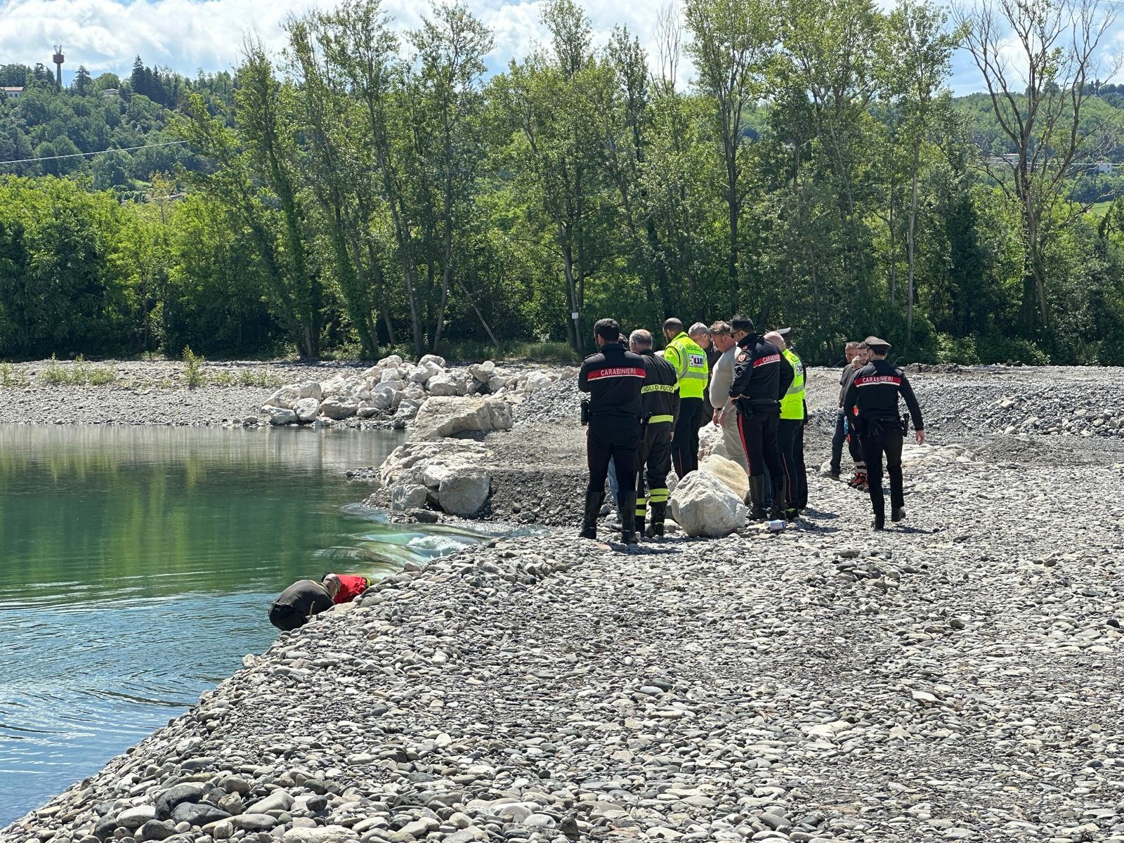 I soccorritori e i rappresentanti delle forze dell'ordine a Rivergaro questa mattina. Foto Pietro Zangrandi