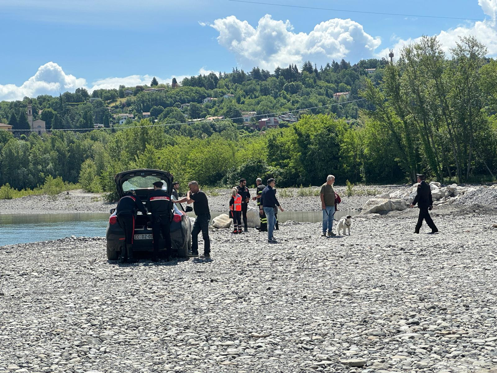 I soccorritori e i rappresentanti delle forze dell'ordine a Rivergaro questa mattina. Foto Pietro Zangrandi