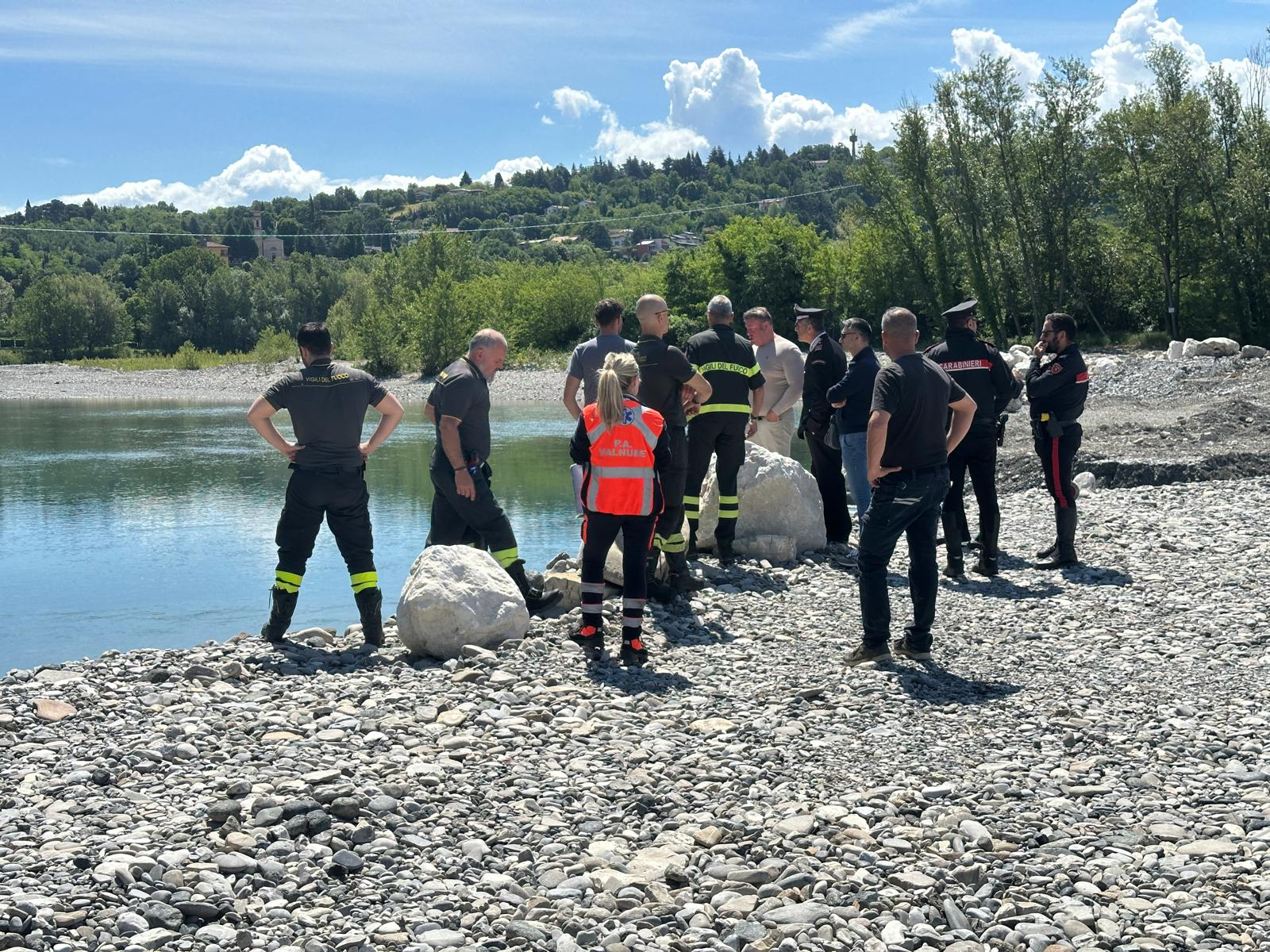 I soccorritori e i rappresentanti delle forze dell'ordine a Rivergaro questa mattina. Foto Pietro Zangrandi
