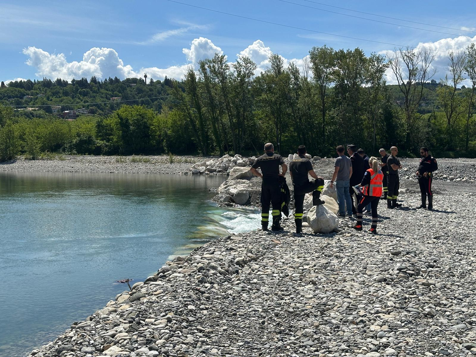 I soccorritori e i rappresentanti delle forze dell'ordine a Rivergaro questa mattina. Foto Pietro Zangrandi