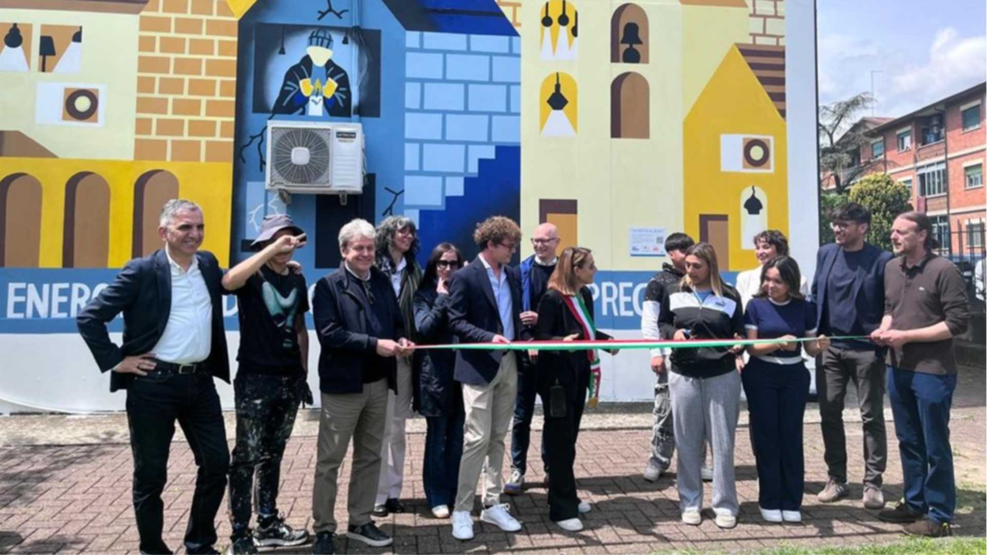 Inaugurato il murale assorbi-smog "Chi resta al buio?"