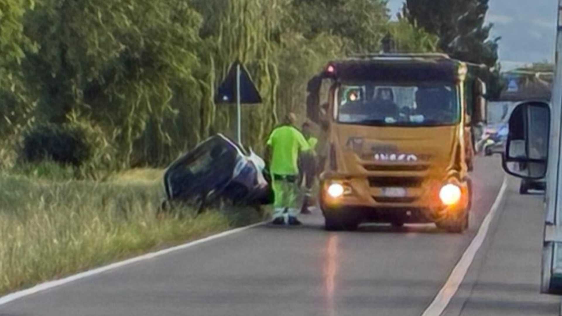 Auto finisce nel canale sulla Provinciale 28 tra Vallera e Gossolengo: ferito un 27enne