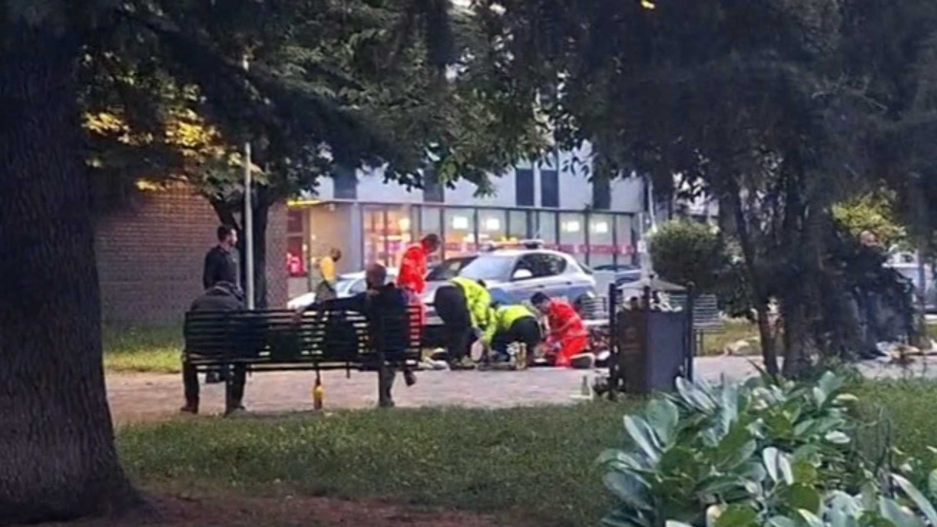 I primi soccorsi al ferito degli operatori del 118, l’uomo si trova ancora ricoverato con prognosi riservata