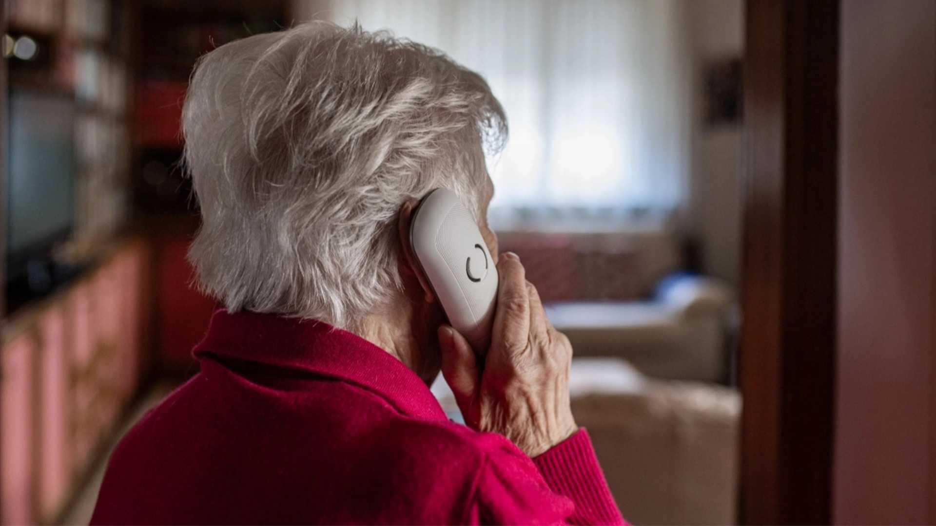 «Non possiamo intestarle il telefono signora perchè ha più di 100 anni»