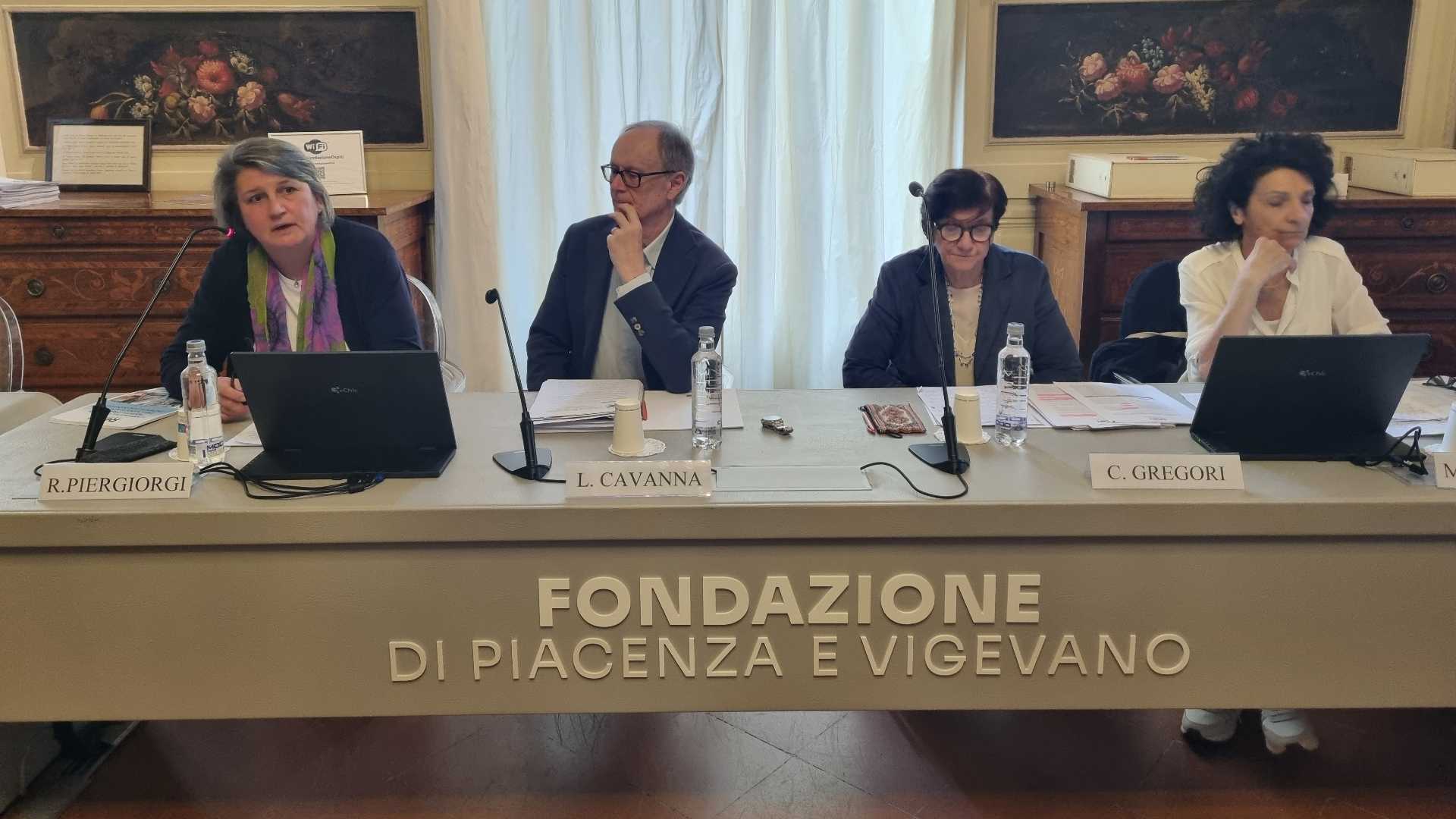 A sinistra i relatori all’incontro e a destra i presenti, sotto la copertina del volume - FOTO FARAVELLI
