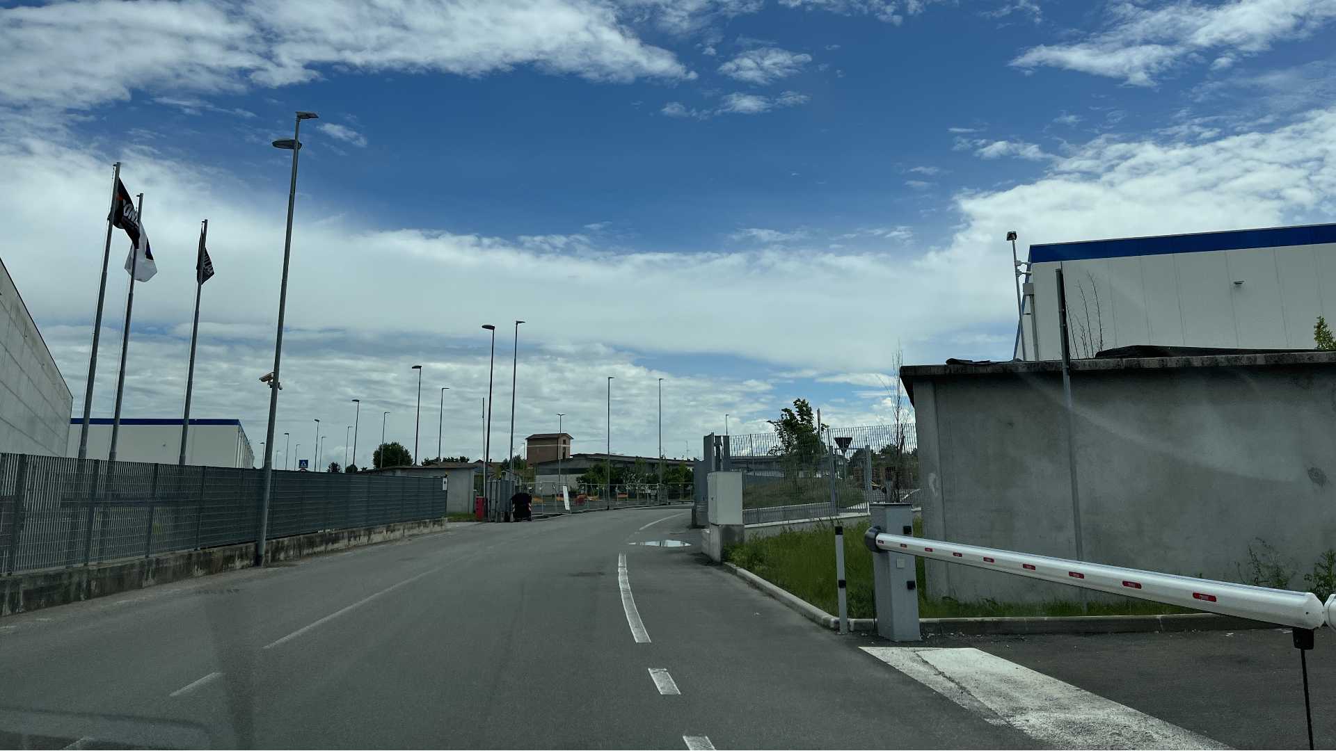 La 'pista' ciclabile già tracciata sulla destra, delimitata dalla linea laterale che definisce la corsia di marcia - FOTO PADERNI