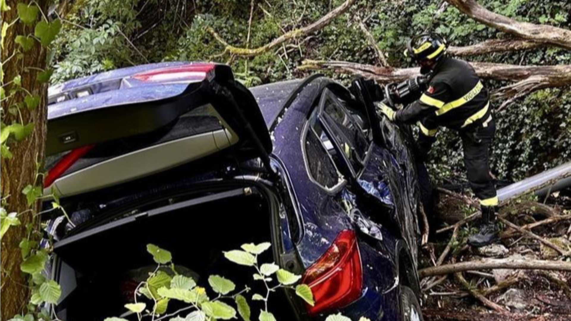 L'intervento di soccorso compiuto dai vigili del fuoco in fondo alla scarpata - © Vigili del Fuoco