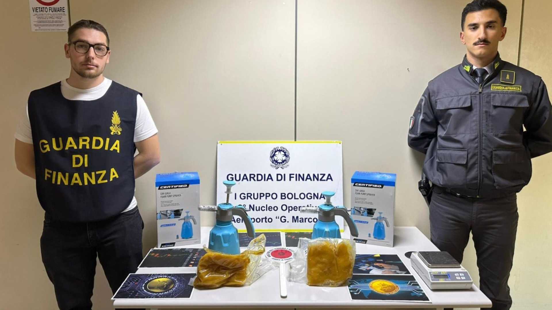 Spedizione con due chili di hashish in gel, denunciato 20enne