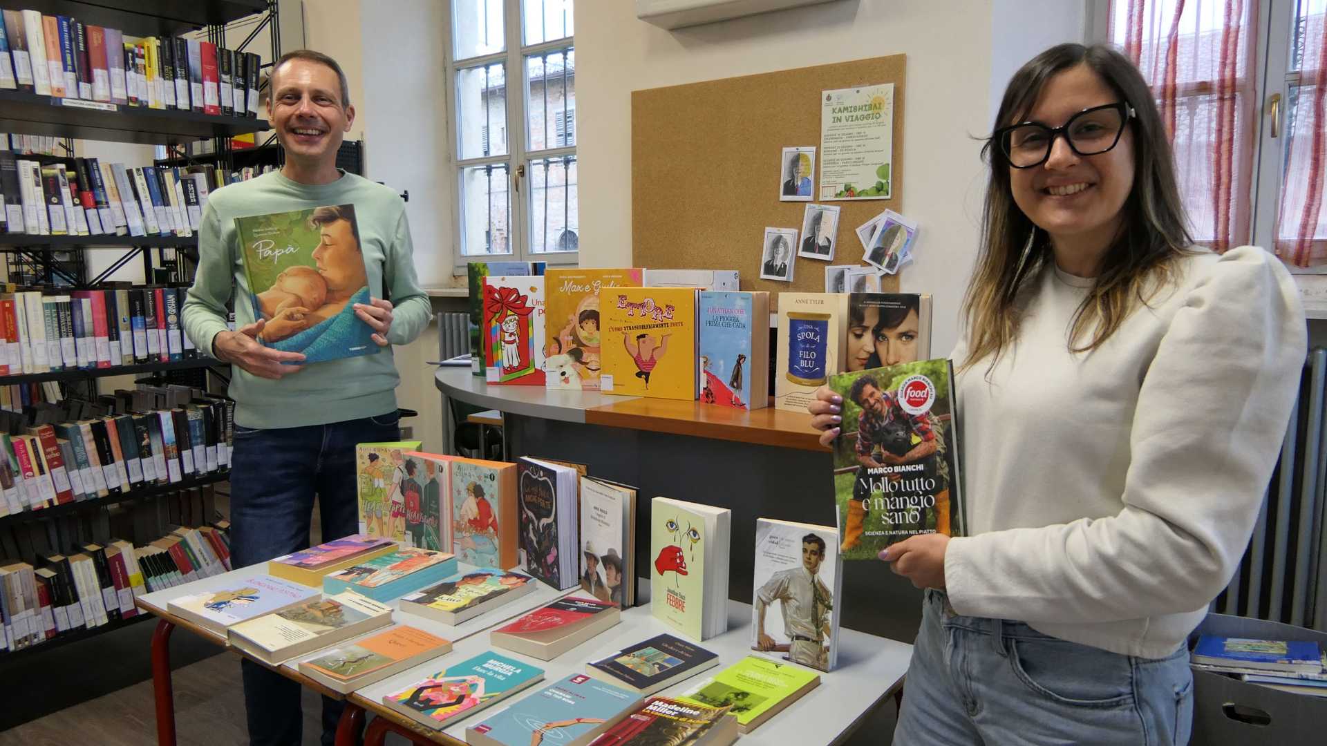 Il sindaco Filippo Zangrandi con la bibliotecaria Sara Bucceri - foto Bersani