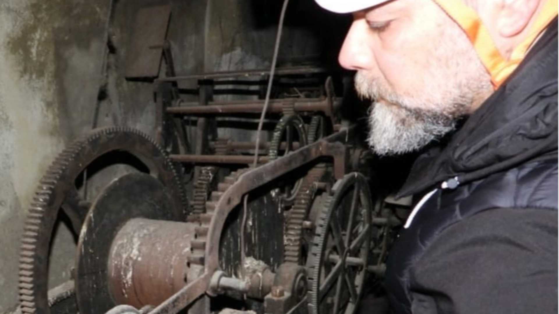 Luca Grandinetti al lavoro su un orologio