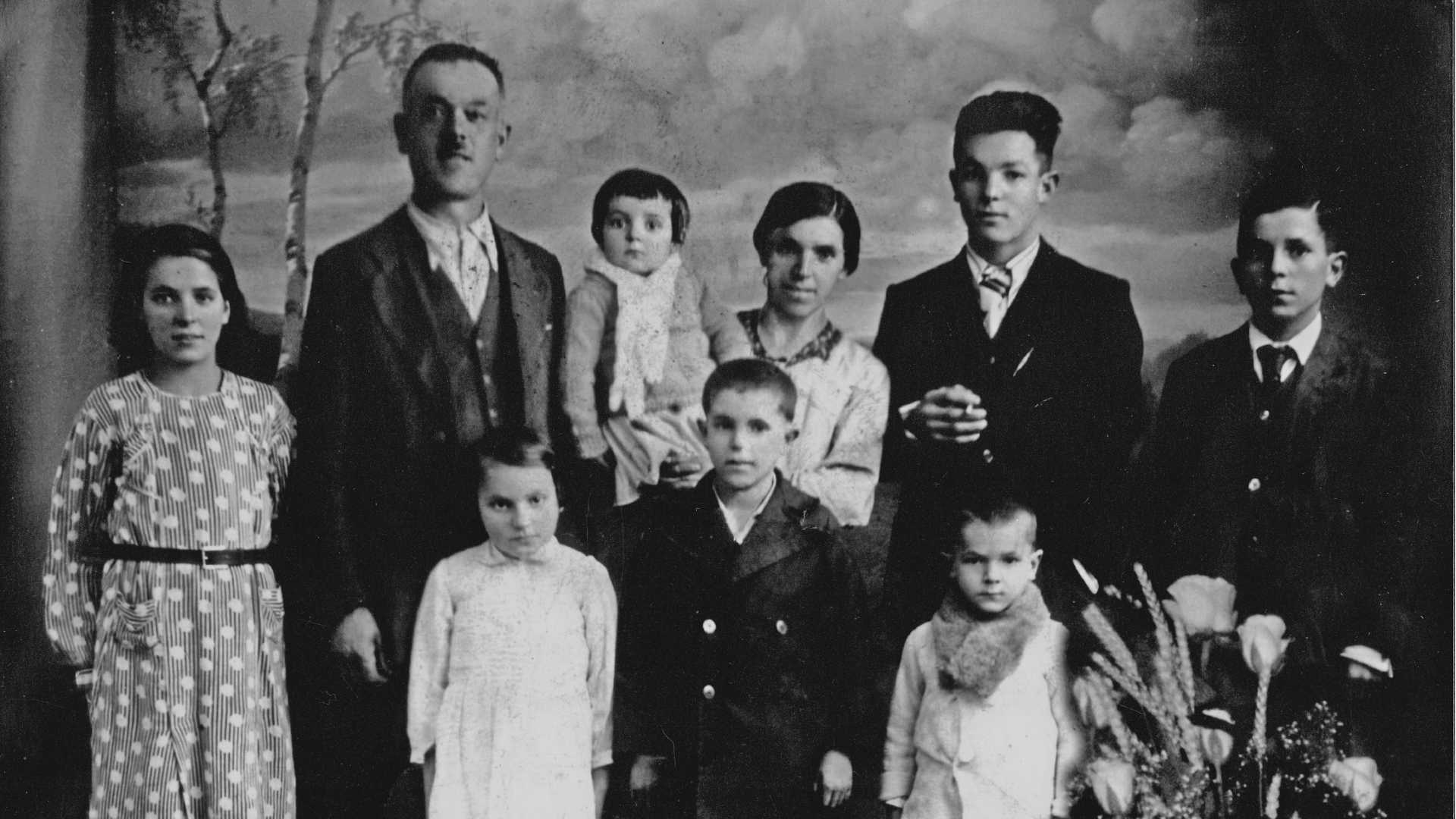 Tutti in posa per un ritratto di famiglia d’altri tempi