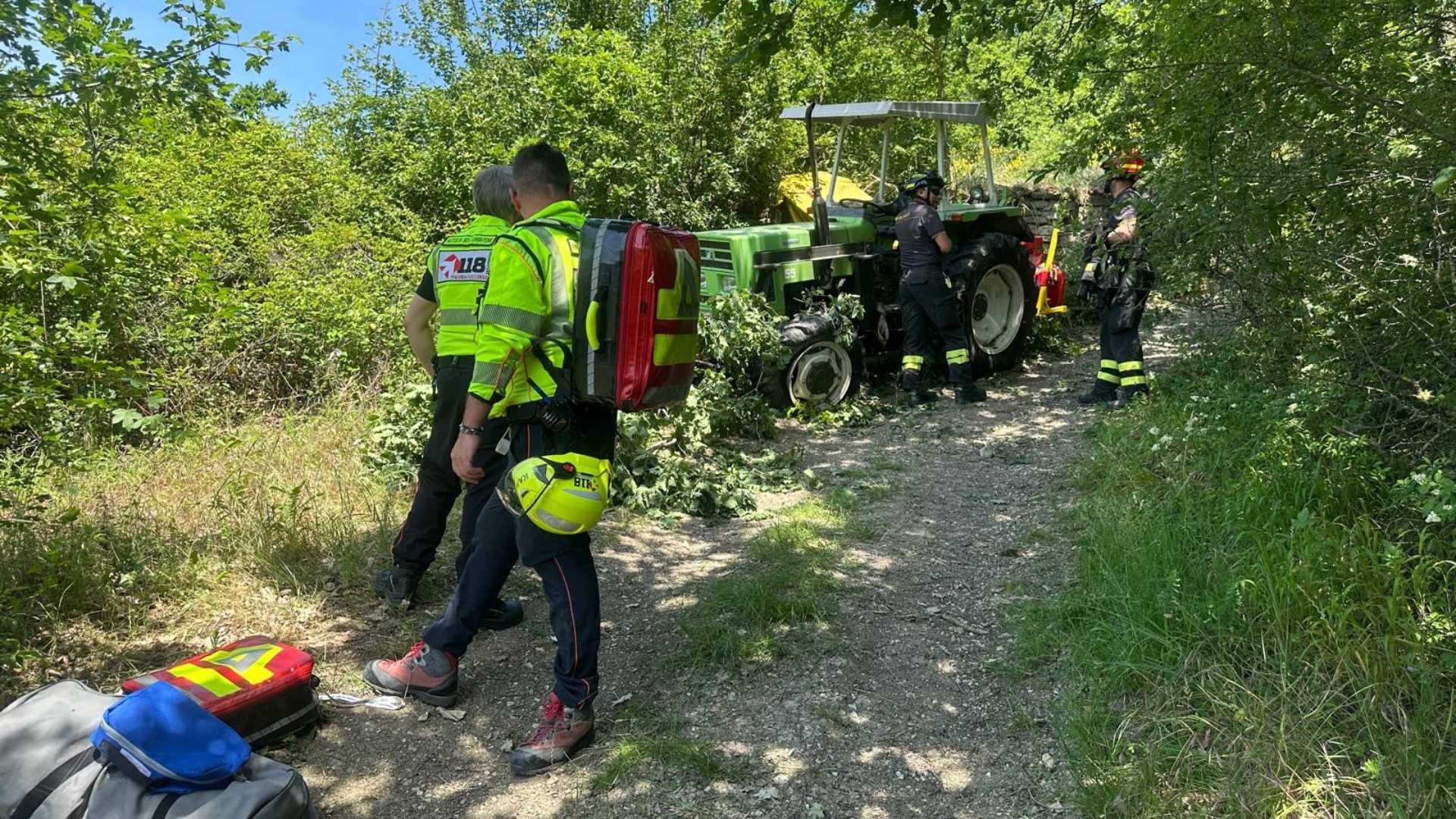 Trattore ribaltato, 70enne ferito a Cernusca di Travo