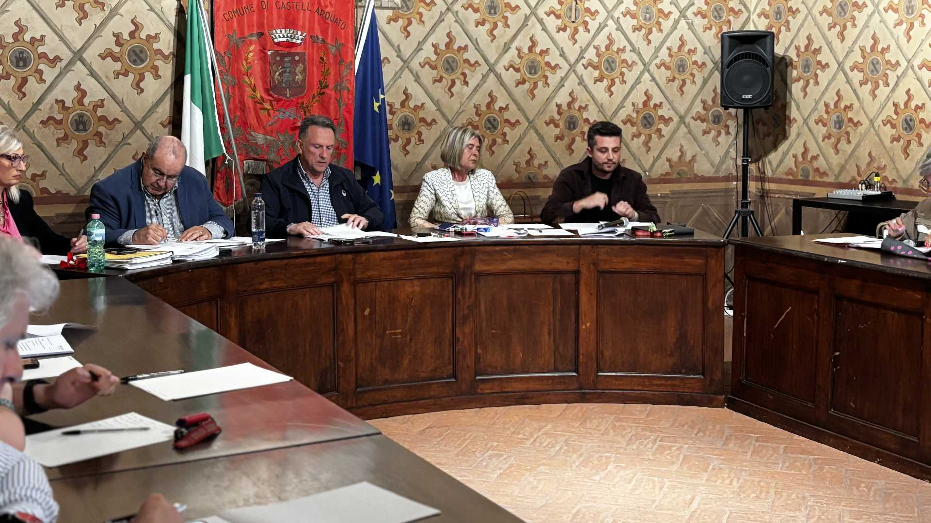 La maggioranza durante l'ultima seduta di consiglio comunale. Da sx: Giovanni De Feo (segretario comunale), il sindaco Ivano Rocchetta, gli assessori Romina Sirosi e Umberto Boselli