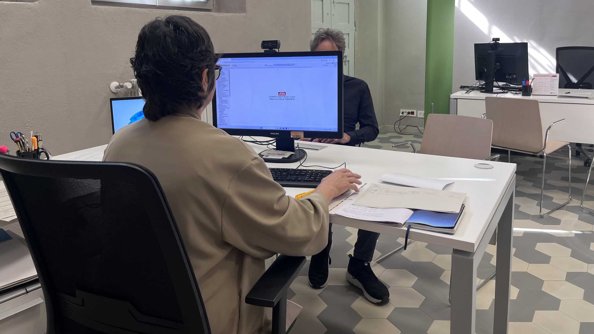 Viveva in auto, ora è in azienda: tre storie di riscatto agli sportelli