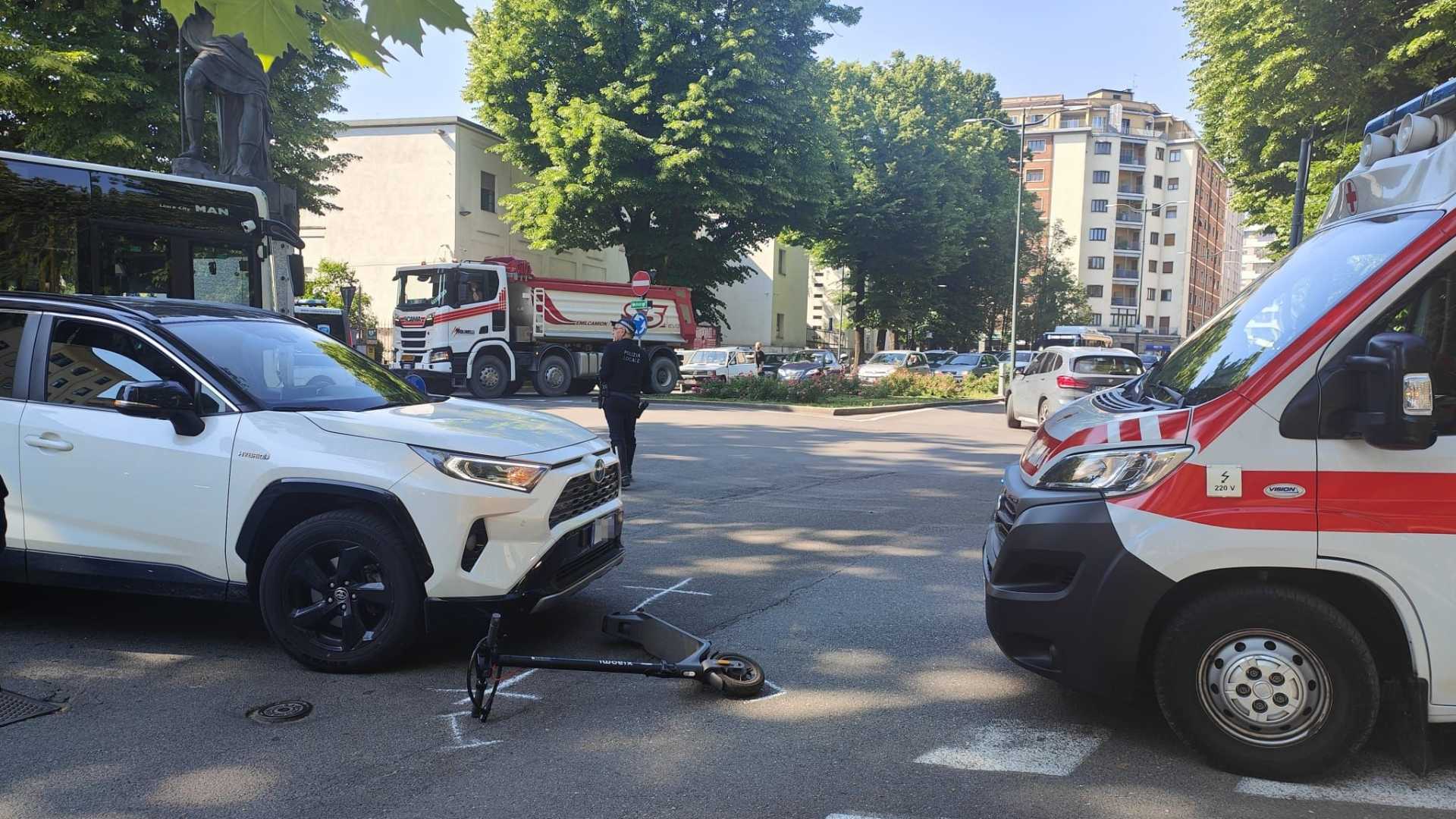 Scontro tra un'auto e un monopattino, traffico in tilt a barriera Genova