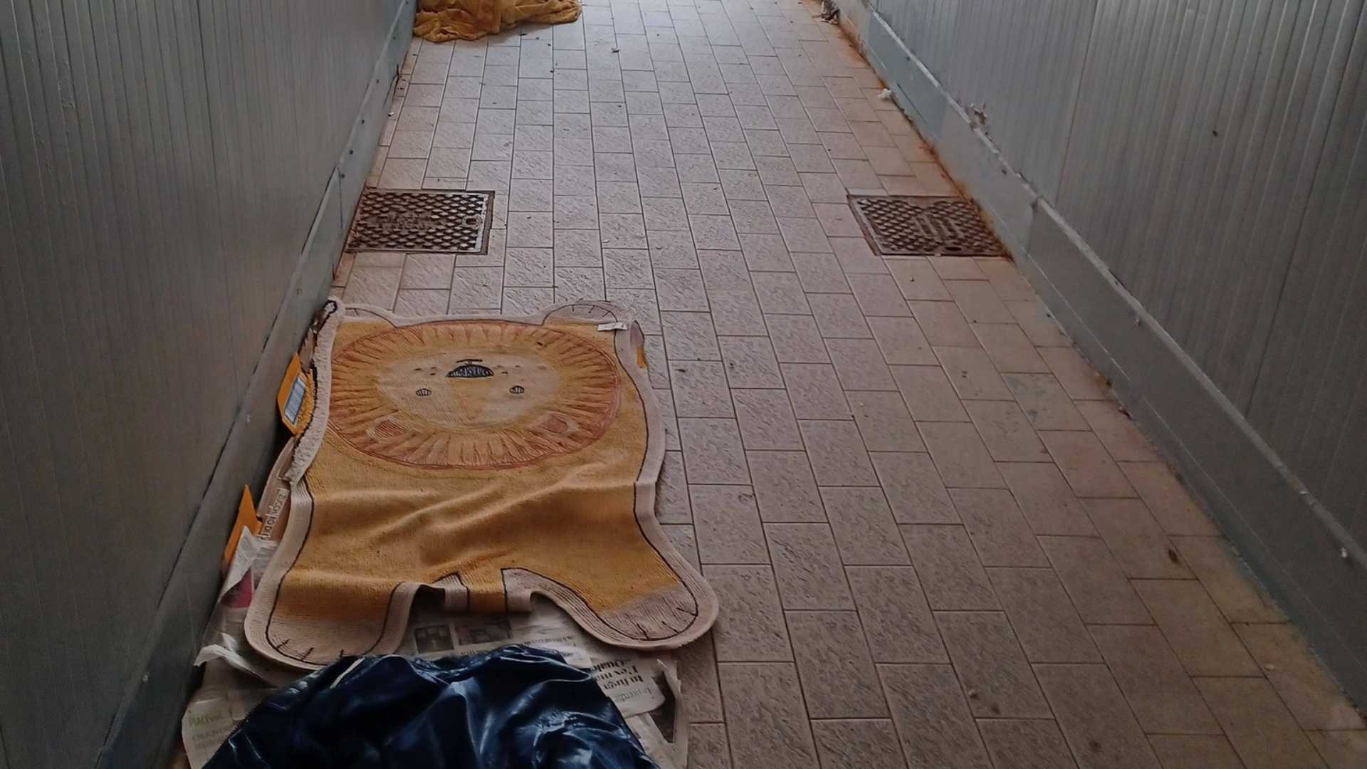 Uno degli scatti che mostrano il bivacco notturno. «E anche diurno»
