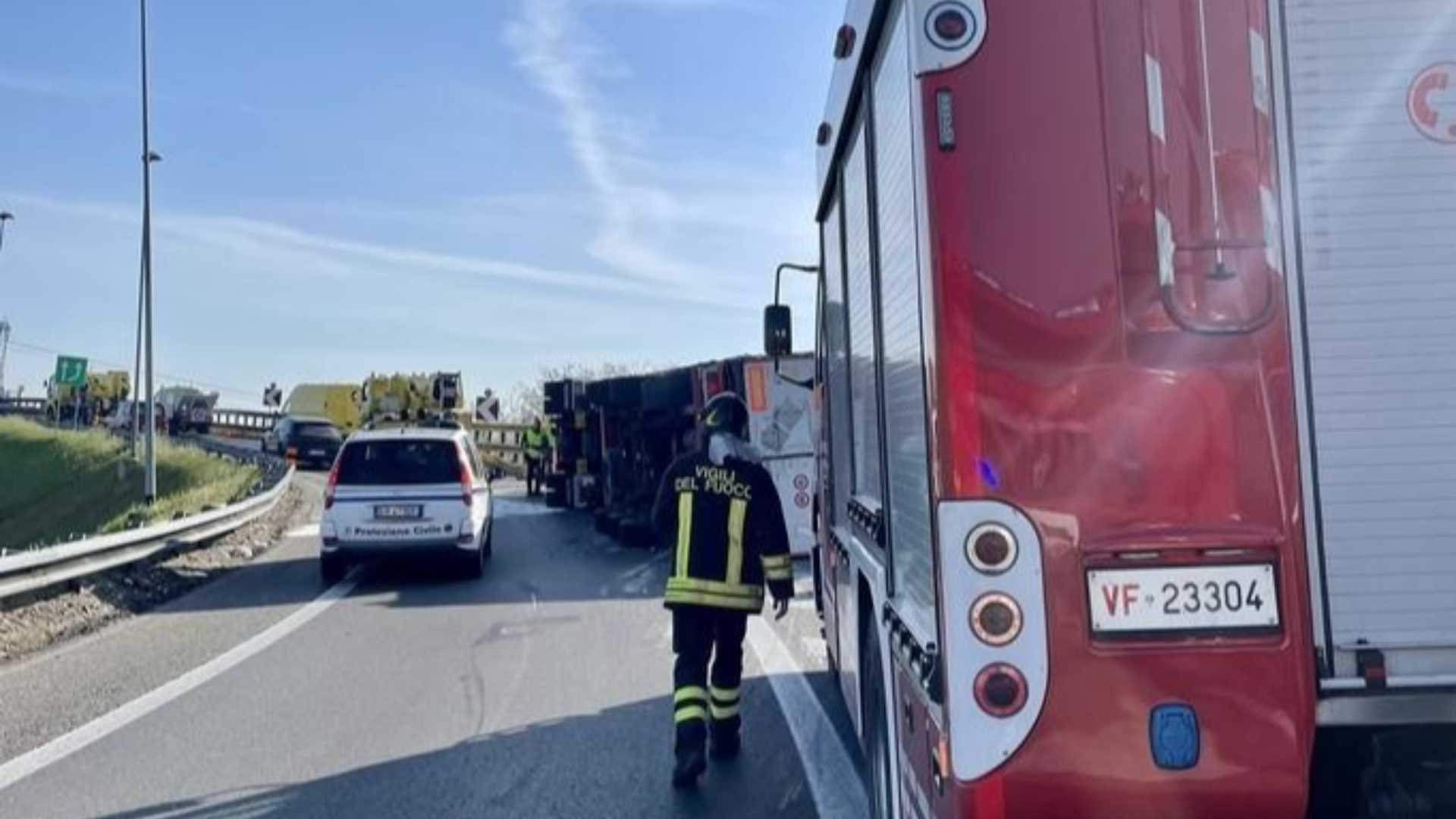 Vigili del fuoco in azione in una foto di repertorio