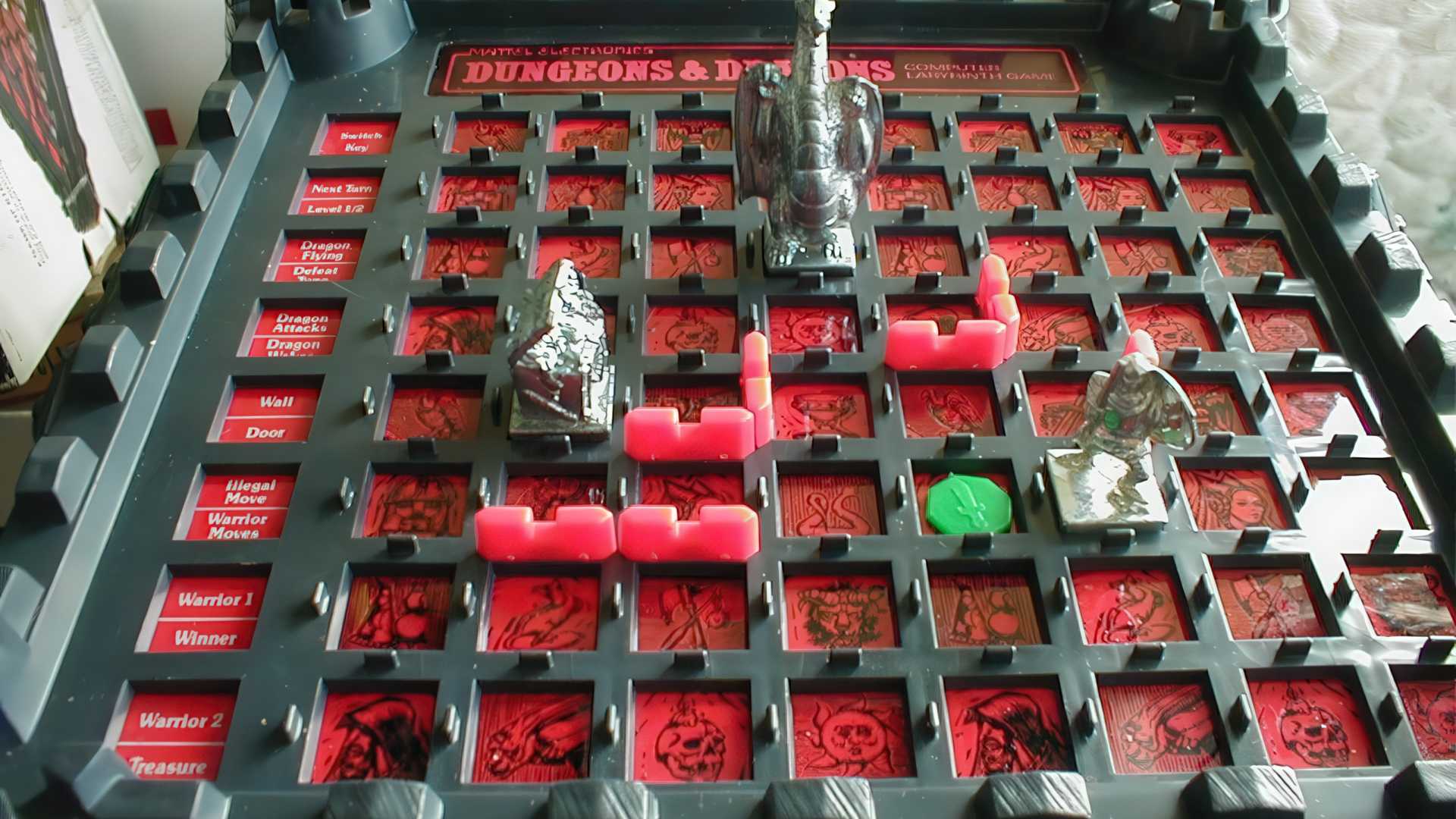 Questo gioco da tavolo a marchio Dungeons & Dragons utilizzava un tabellone elettronico capace di generare labirinti invisibili e incontri con i nemici, trasformando l’esplorazione in una piccola avventura guidata dal computer