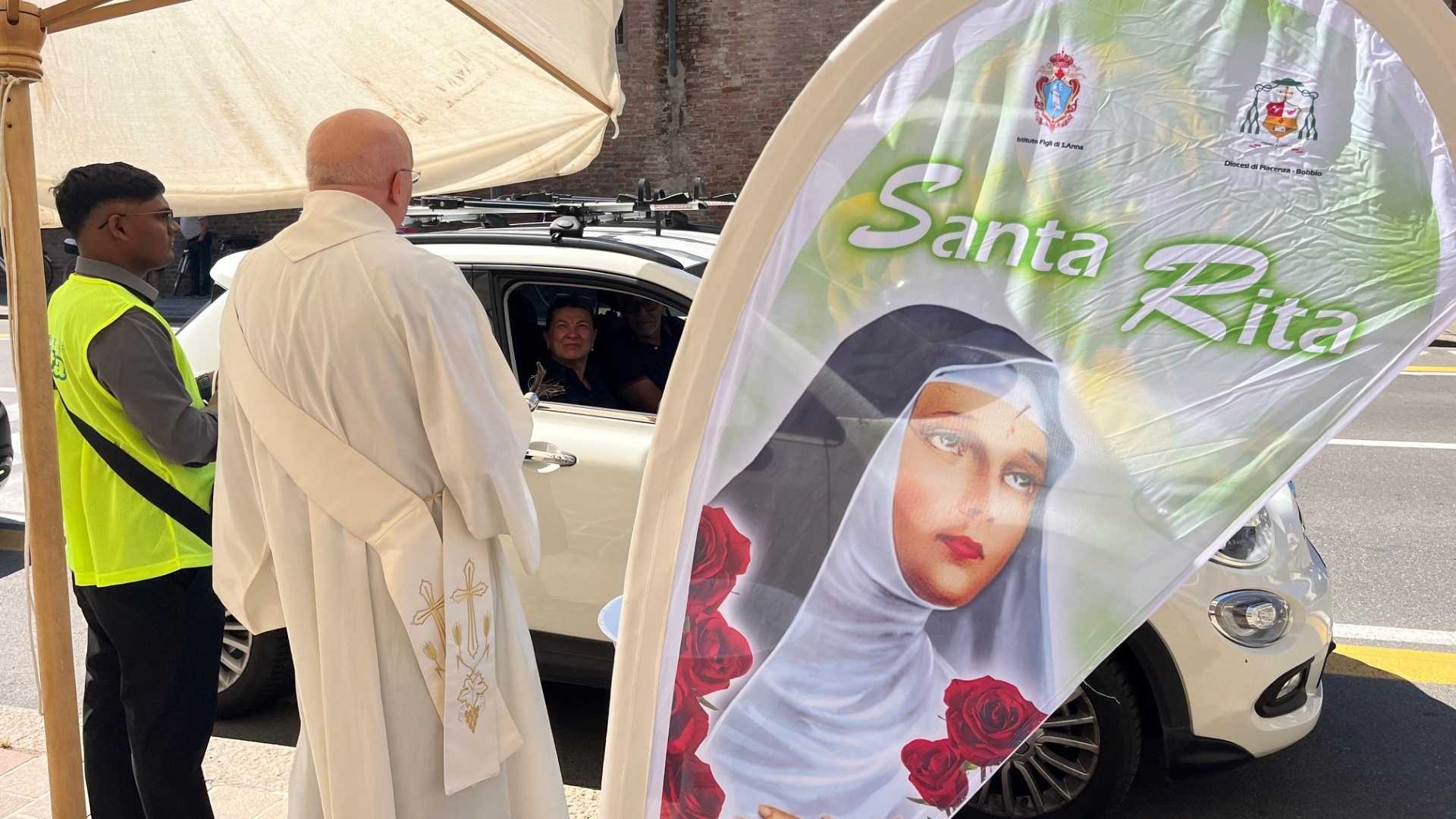 La benedizione delle auto lungo lo STradone Farnese