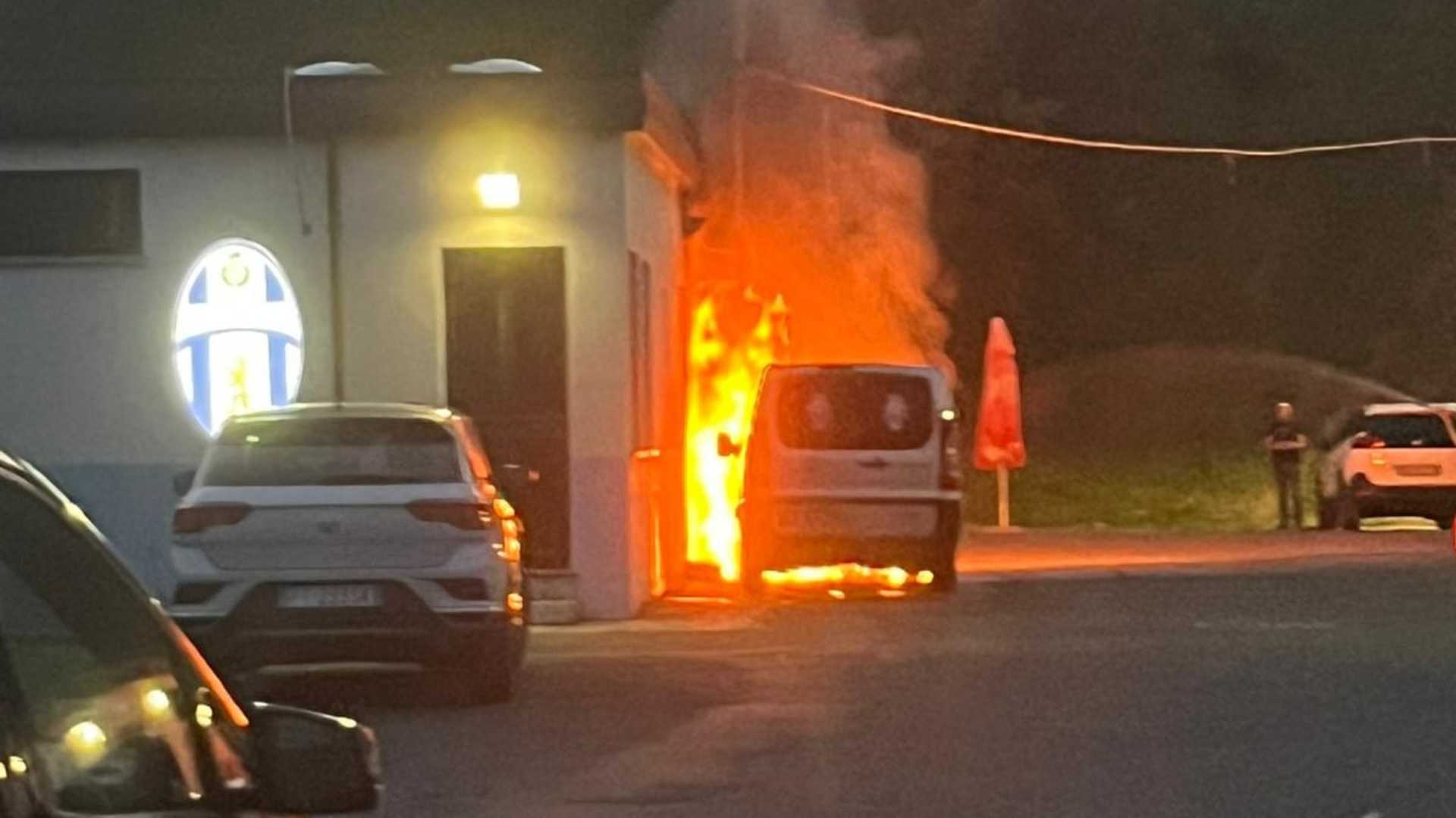 Pulmino a fuoco nel centro sportivo della Lugagnanese