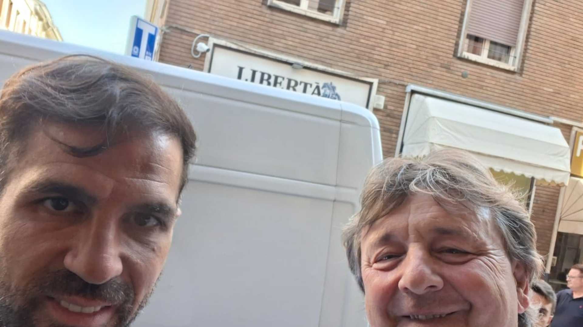 Mister Cesc Fabregas e Nico Paz in centro, caccia a foto e autografi