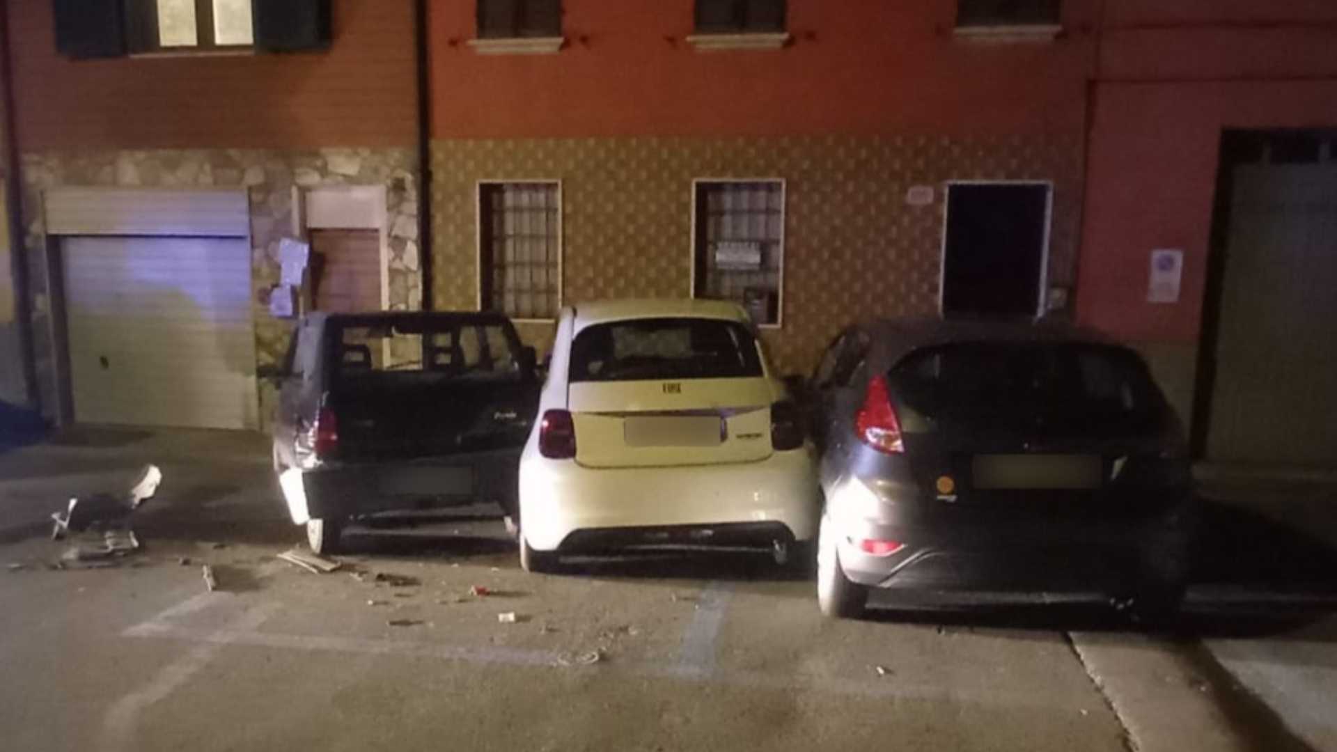 Le tre auto danneggiate dalla vettura pirata in via X Giugno