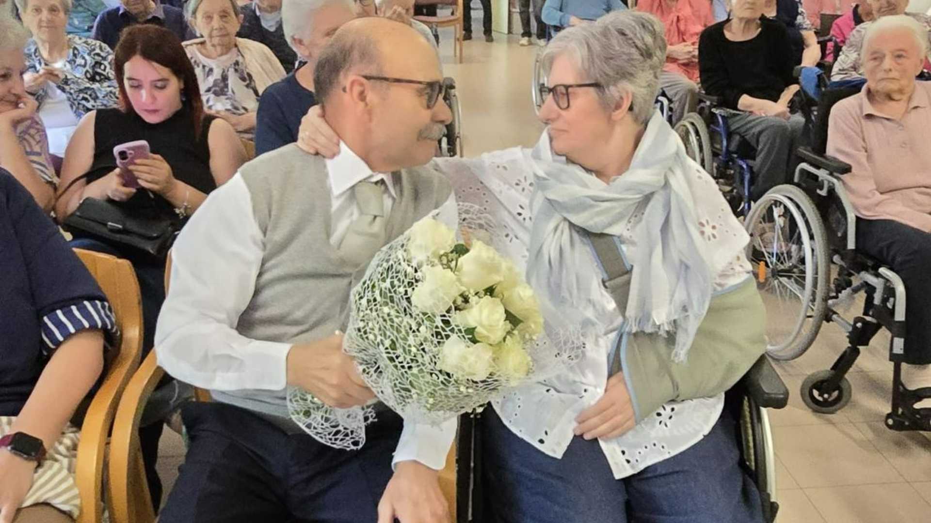 L'abbraccio della coppia durante la festa per i 51 anni di matrimonio festeggiata nella residenza Melograno Gardenia - © Libertà/Mariangela Milani