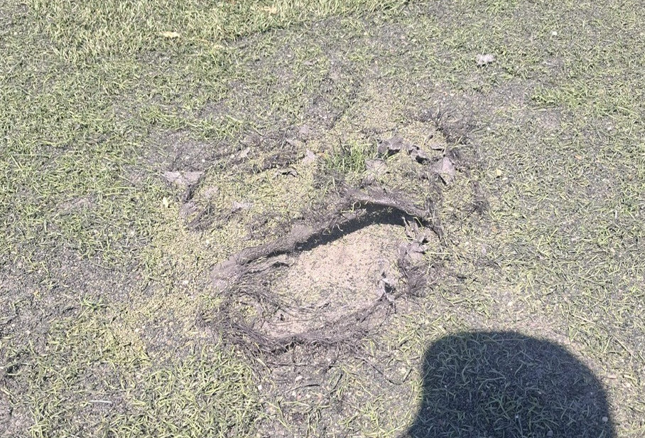 Il disastroso campo in sintetico di Centocelle (Roma)