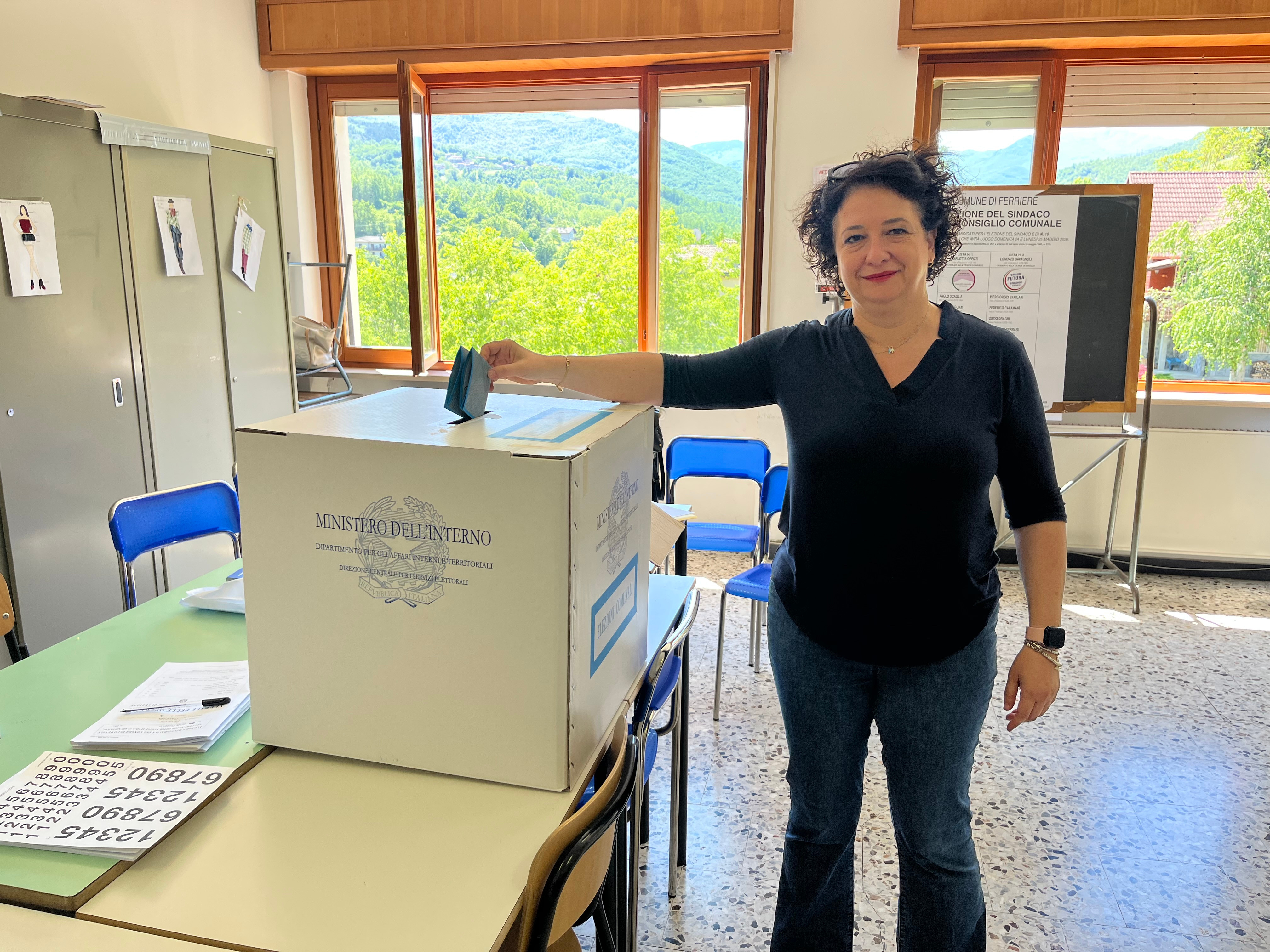 Carlotta Oppizzi al voto a Ferriere questa mattina